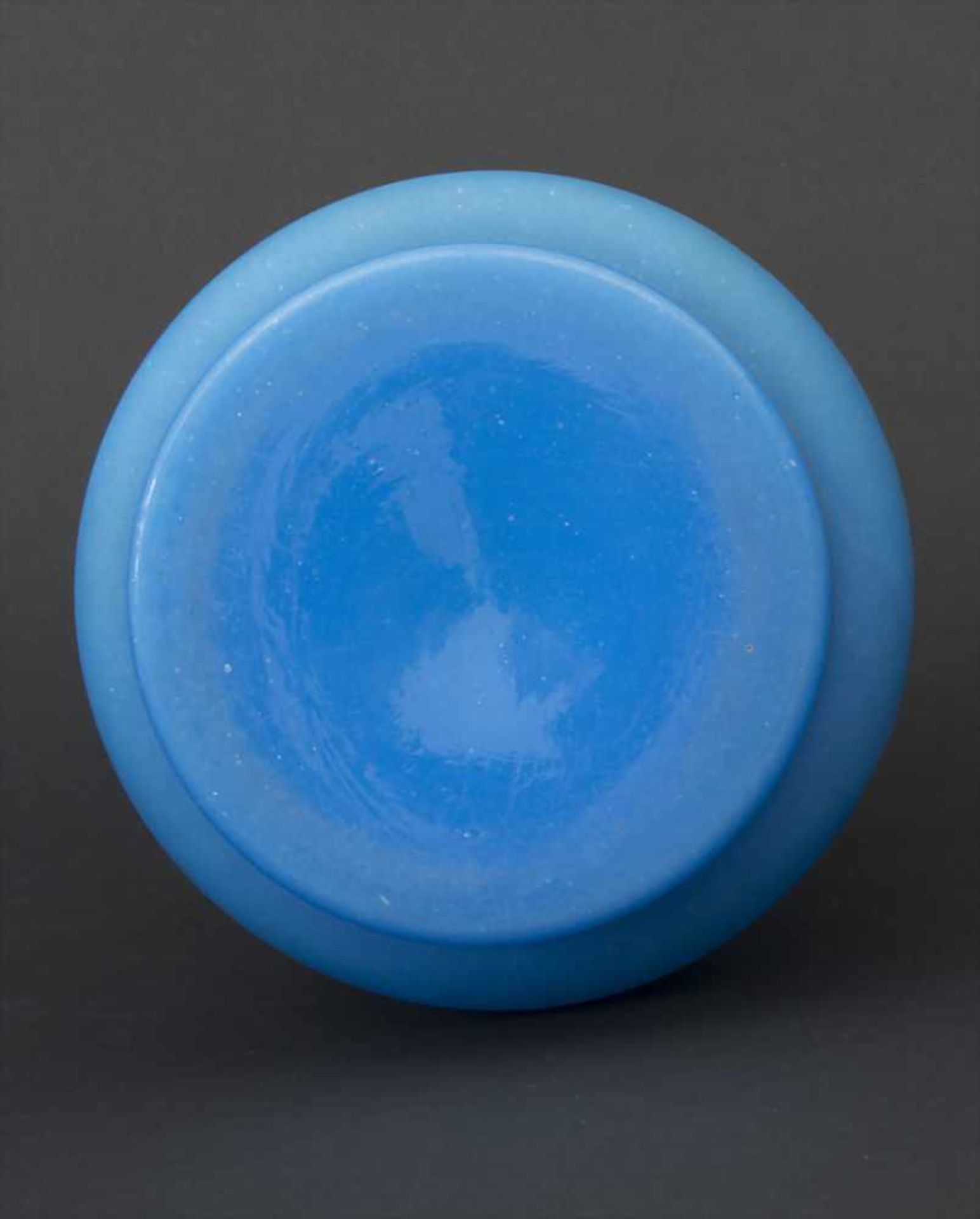 Gründerzeit Vase / A vase, deutsch, um 1880Material: blaue Glasvase umlaufend mit Emailmalerei - Bild 3 aus 3