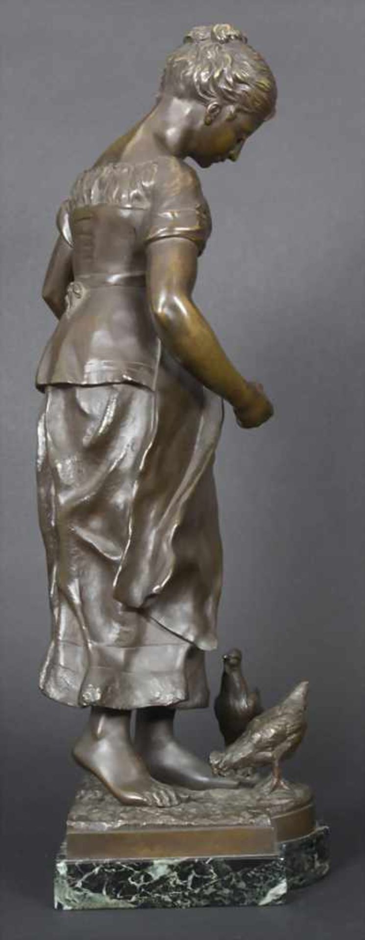 Mädchen beim Füttern der Hühner, Prahs, wohl franz. Bildhauer, um 1900Material: Bronze, braun - Image 2 of 5