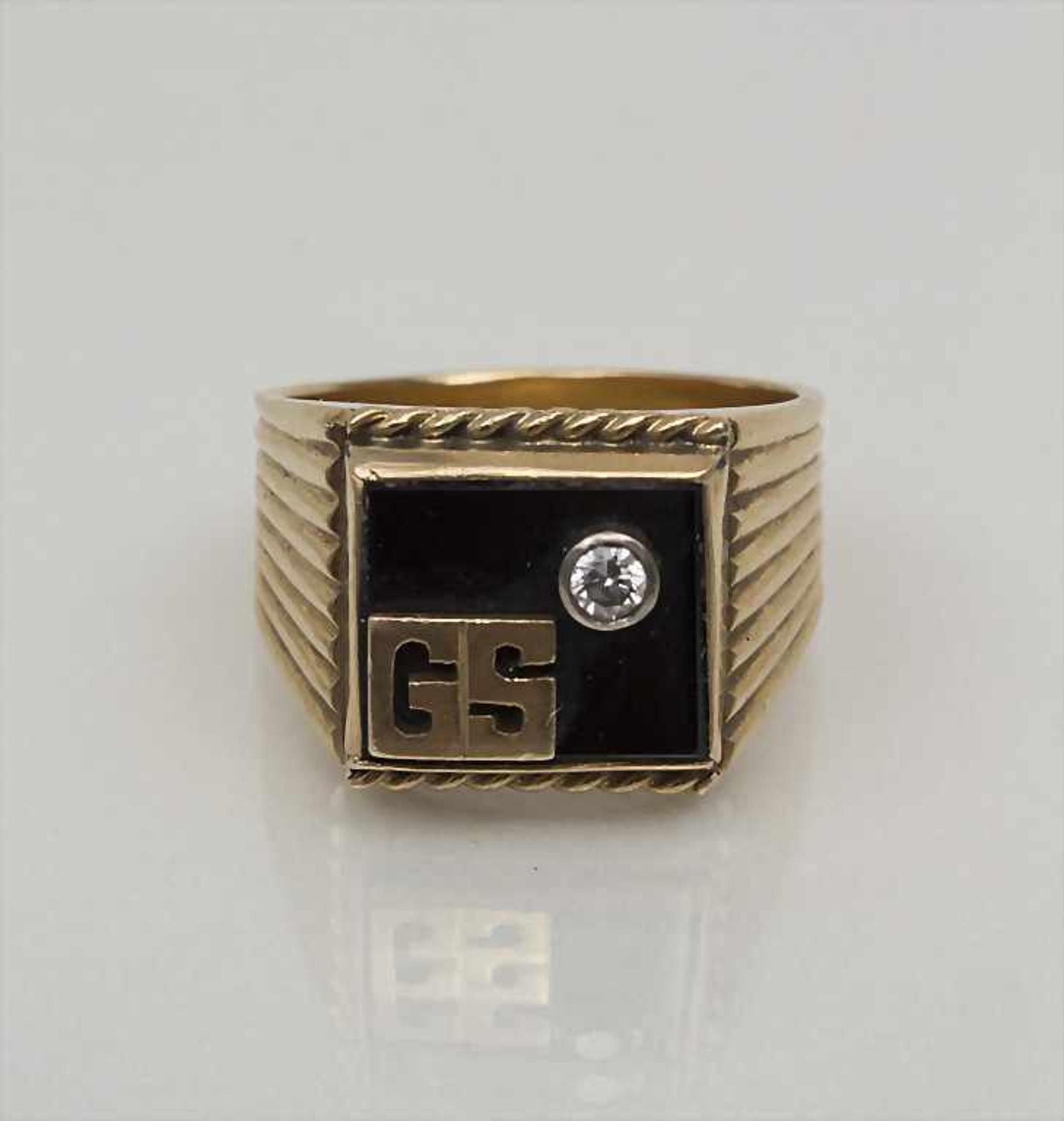 Ring mit Brilliant, A ring with diamond, um 1950Material: RG 14 Kt 585/000,mit Onyxplatte, Diamant - Bild 2 aus 3