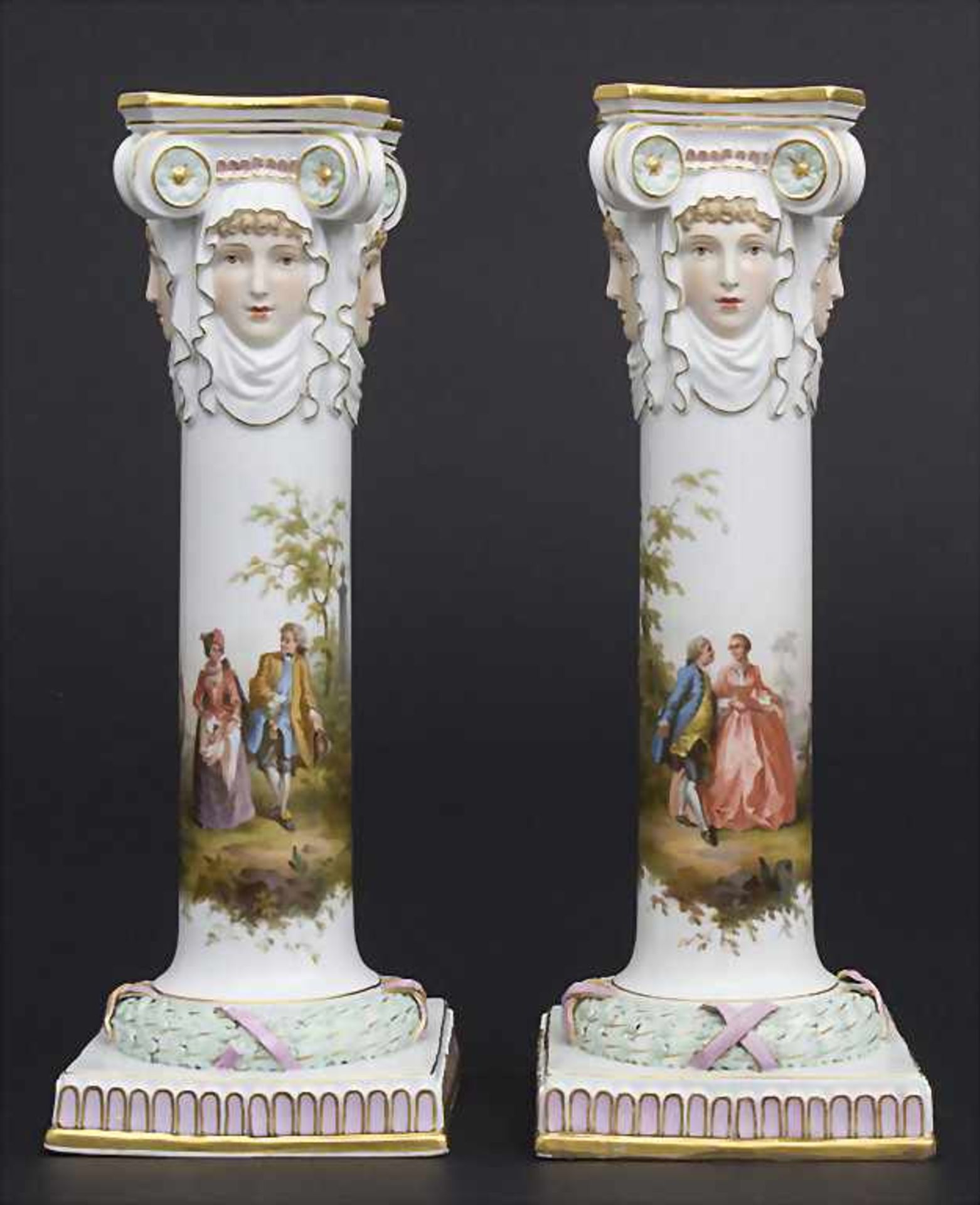 Paar Kerzenleuchter mit galanten Szenen / A pair of candlesticks with courting scenes, Meissen,