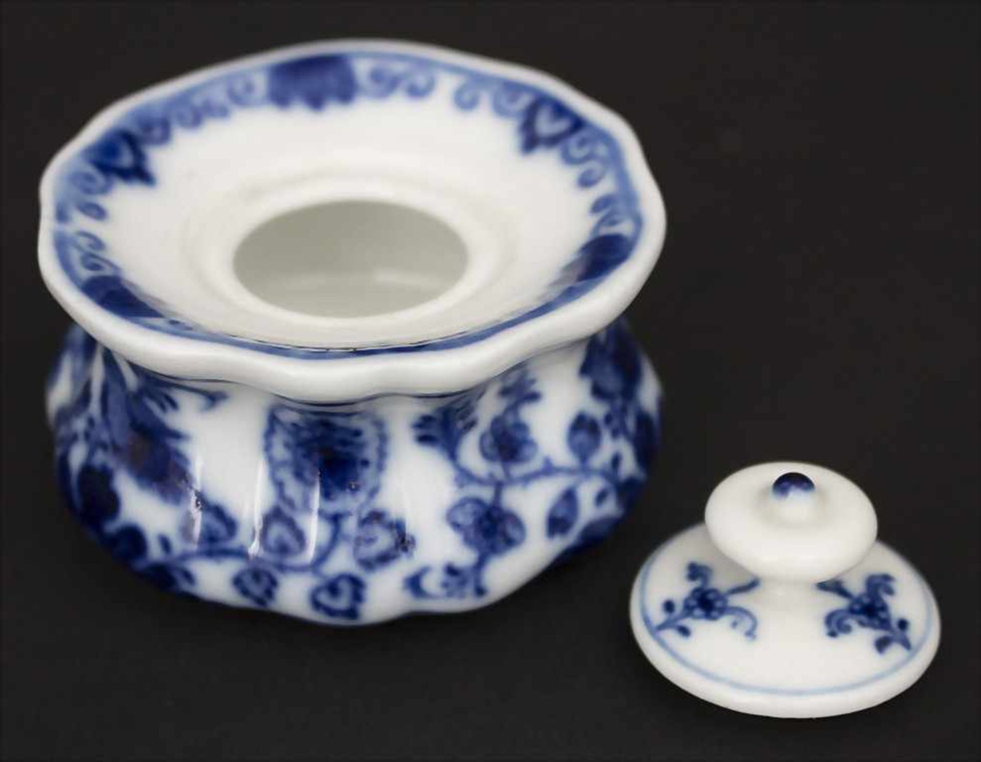 Tintenfass mit Blaumalerei / An inkwell painted in blue, Meissen, um 1860Material: Porzellan, - Bild 2 aus 3