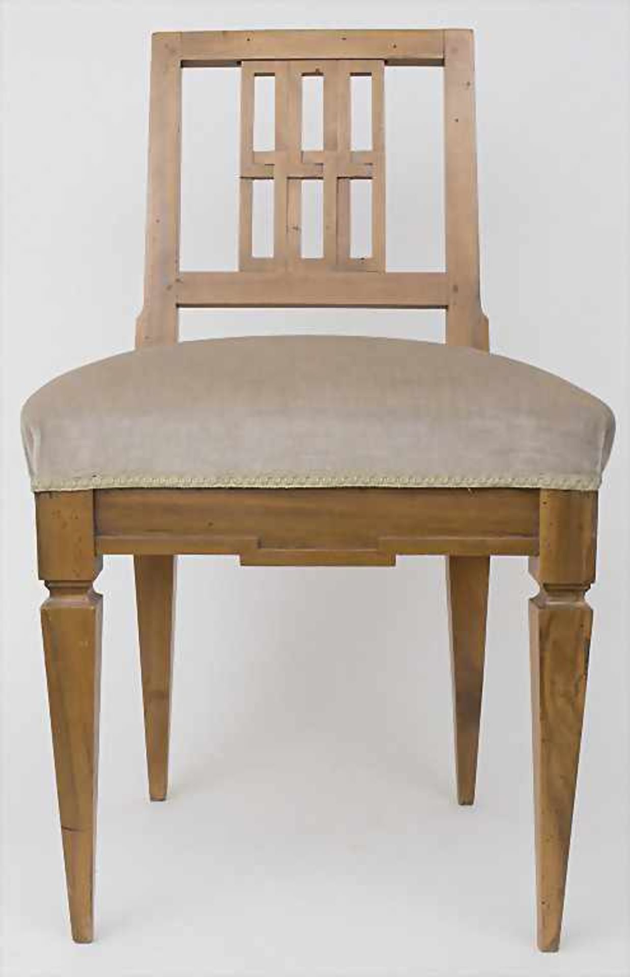 Klassizismus Stuhl / A classicism chair, um 1800Material: Rüsterholz, massiv, gedübelte