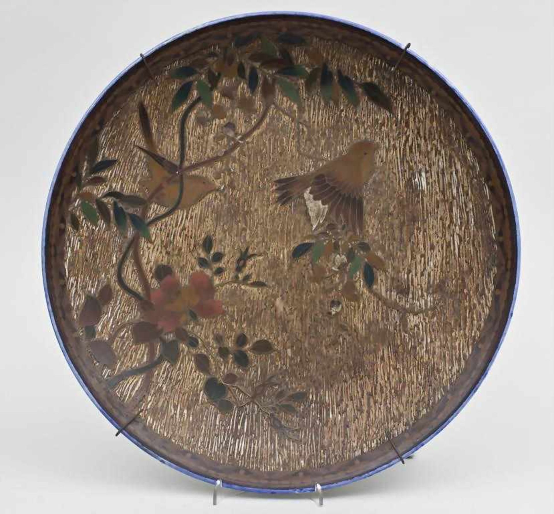 Porzellan-Cloisonné Zierteller/Adornment Platter, Imari, Japan, um 1875großer leicht gemuldeter