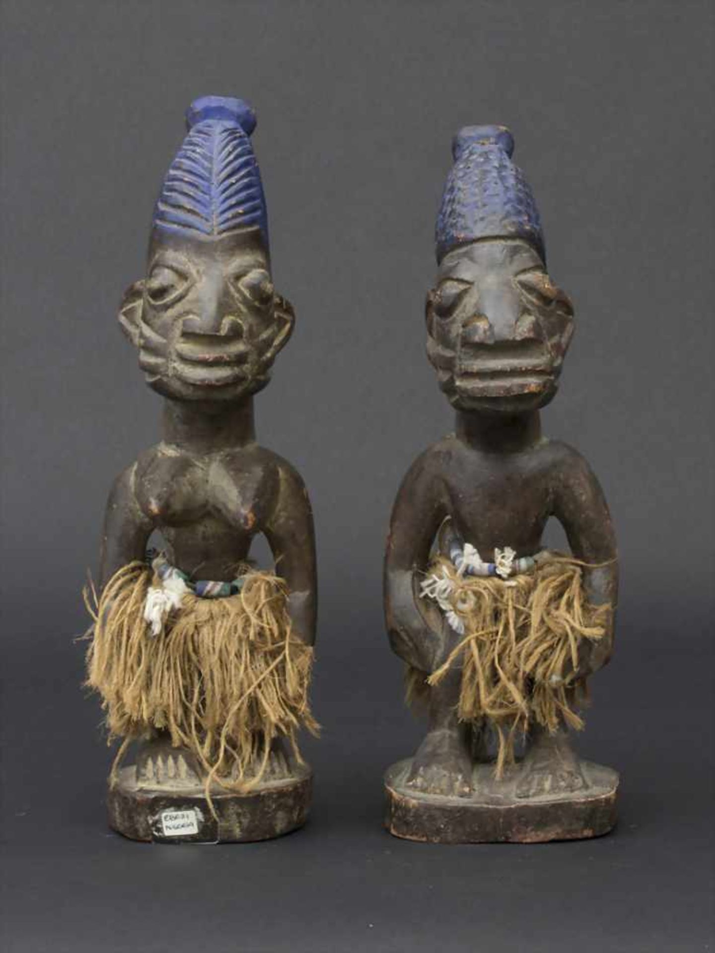 Zwillingspaar 'Ebezi' ,Yoruba, Nigeria, um 1930Material: Holz braun patiniert, Kaurimuscheln,