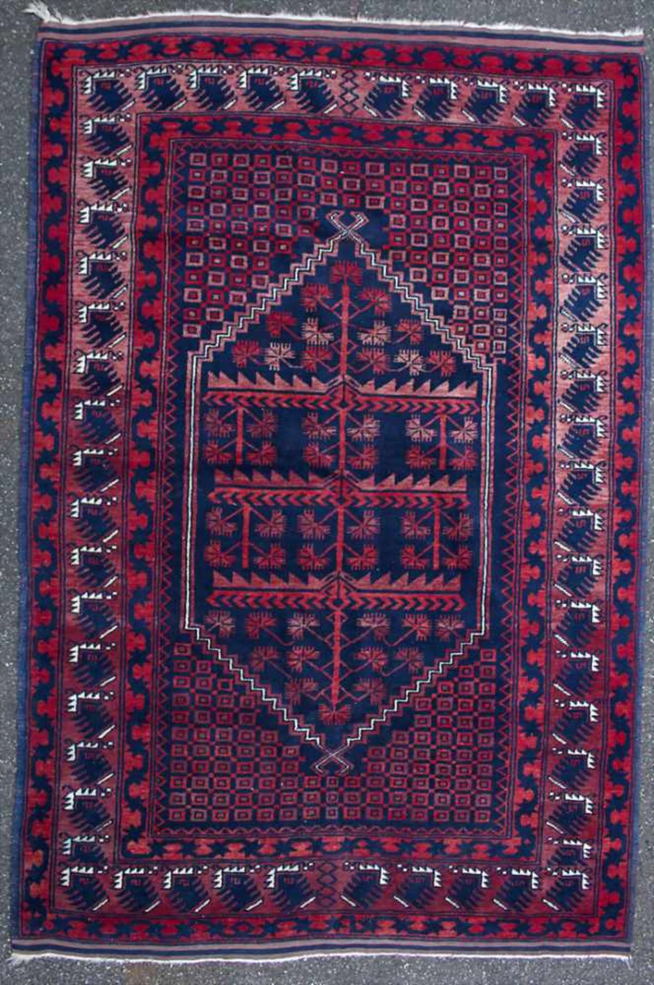 Orientteppich / An oriental carpetMaterial: Wolle auf Wolle, fein geknüpft, Naturfarben,Maße: 180