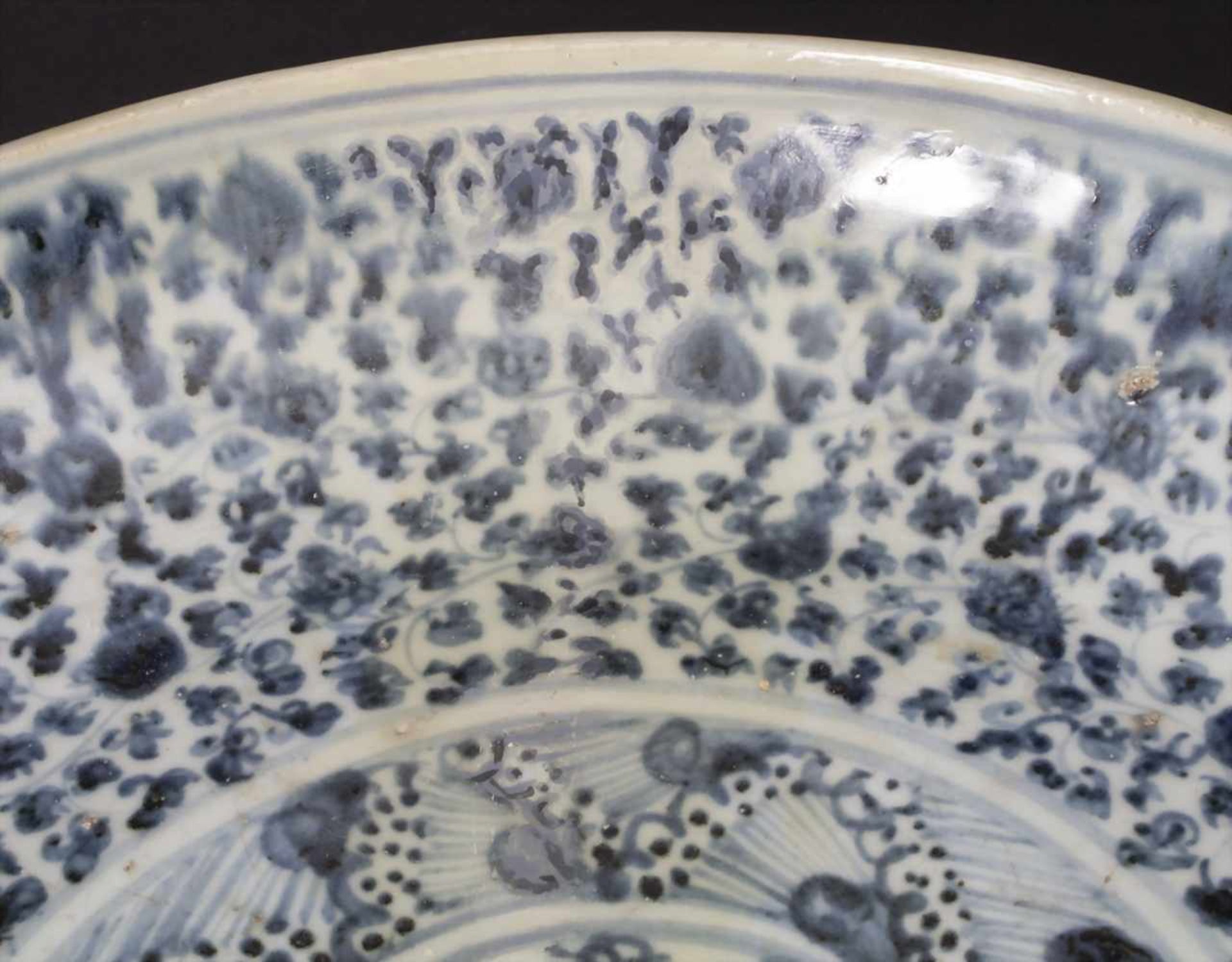 Große Rundschale, China, Ming-DynastieMaterial: Porzellan, Außen und Innenwandung unterglasurblau - Image 4 of 5