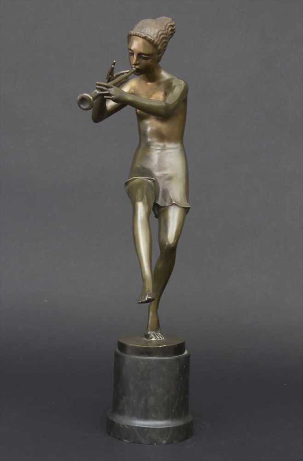 Flötenspielerin, A female flute player, W. Kluck, um 1920Material: Bronze auf schwarzem Marmorsockel - Image 2 of 5