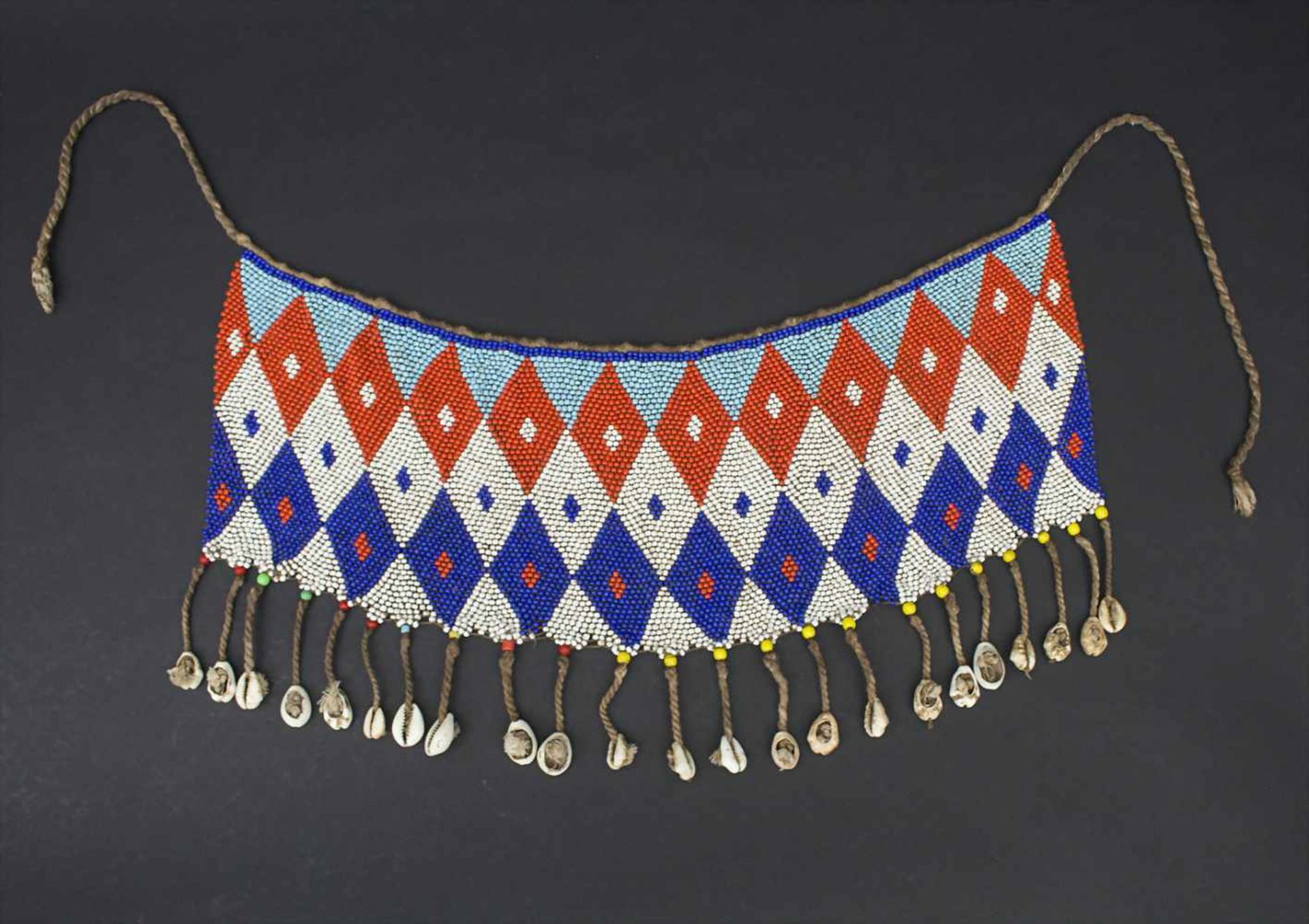 Tanzschürze eines Mädchens zum Initiationsritual, Kenia, 20 Jh.Material: Glasperlen in Blau, Weis