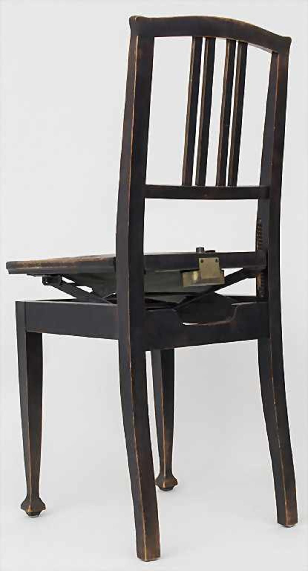 Klavierstuhl / A piano chair, um 1900Material: Holz, ebonisiert, höhenverstellbare Sitzfläche mit - Bild 3 aus 5