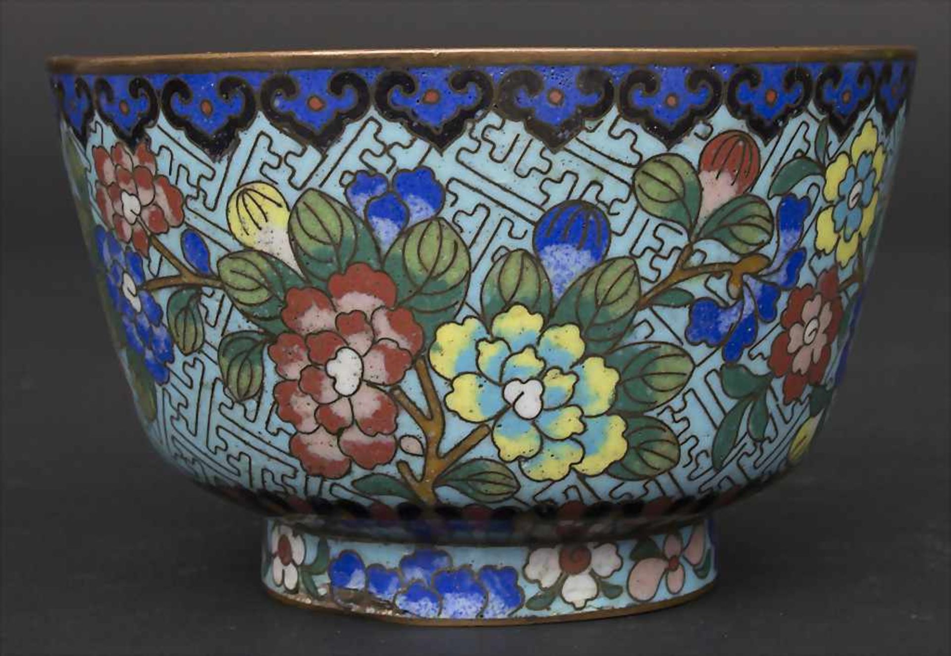 Cloisonné-Kumme 'Blütensträucher' / A Cloisonné bowl 'flowering shrubs', China, um 1900Material: - Image 2 of 6