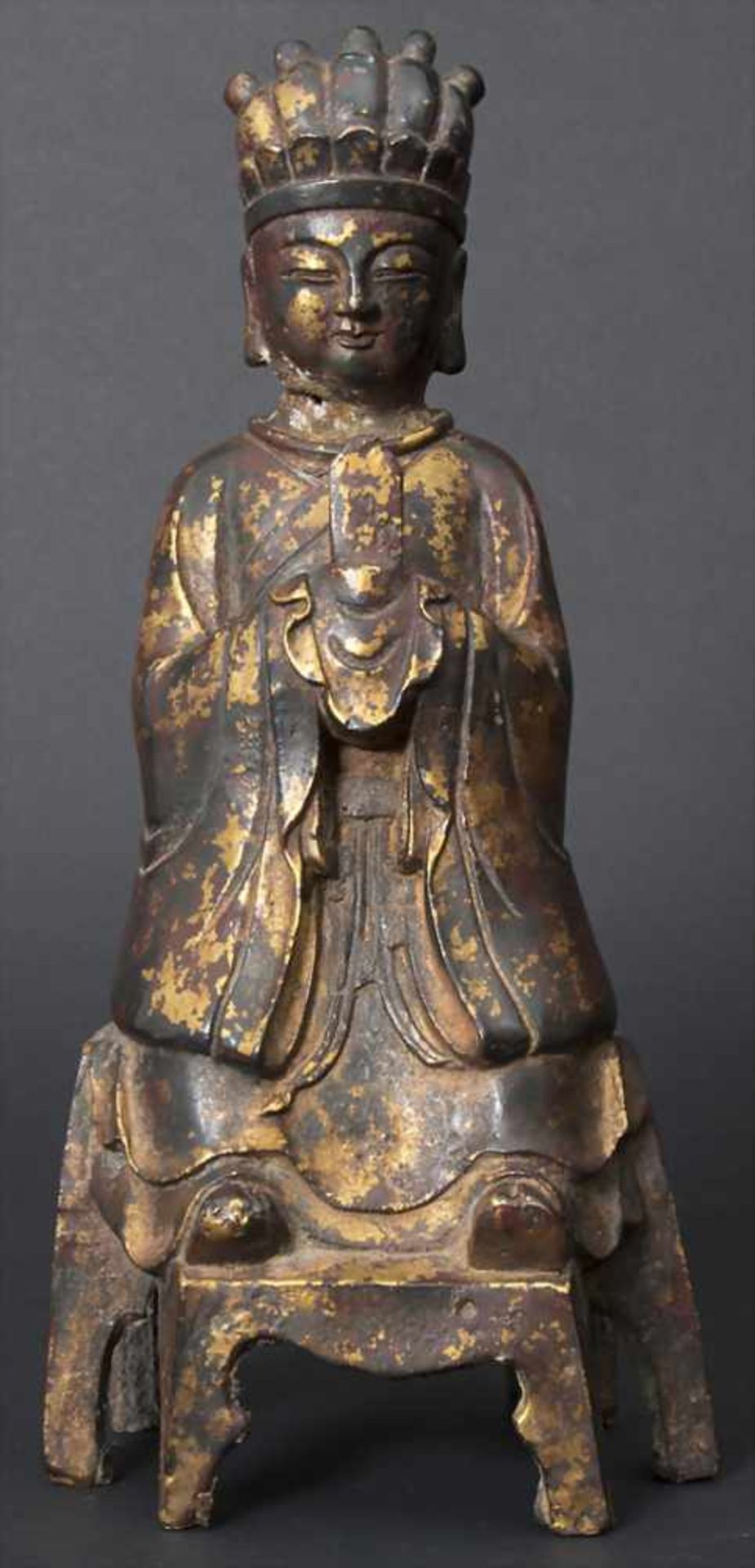 Buddha, China, wohl 19./20. JhMaterial: kupferfarbene Bronze, dunkel patiniert, Reste von Rotlack