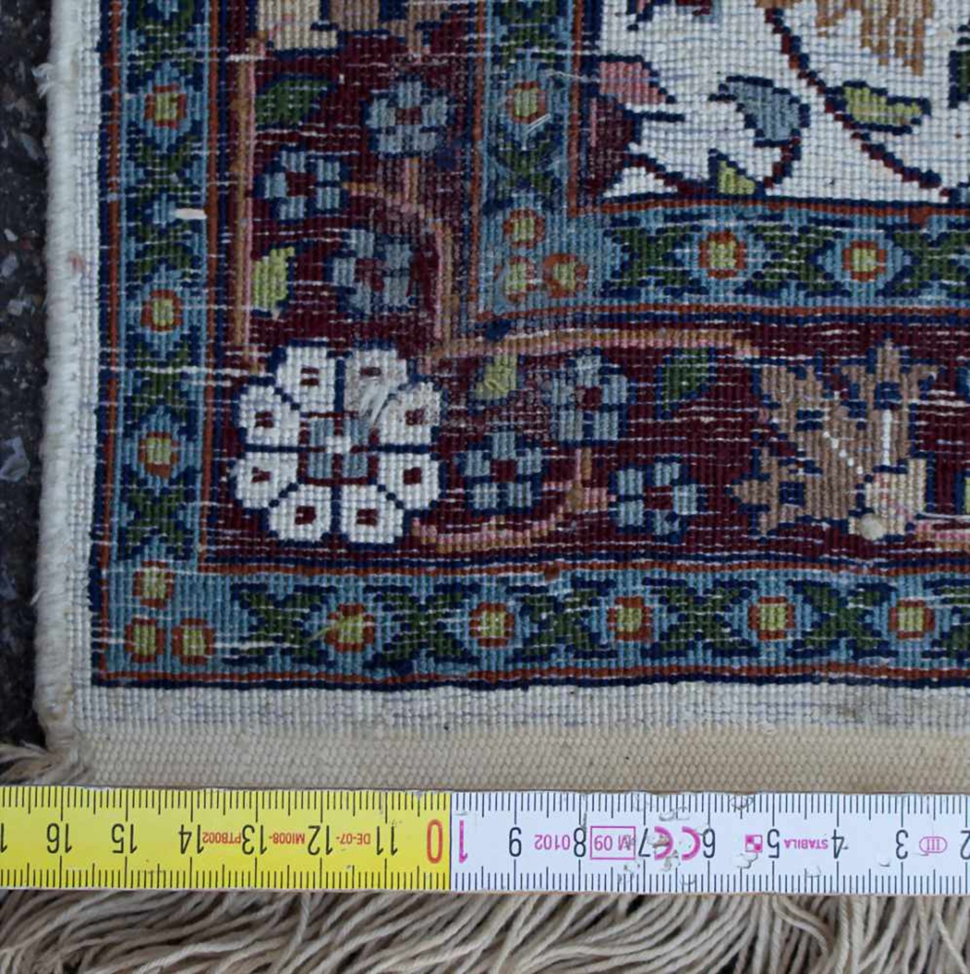 Teppich / Brücke / A carpet, 20. Jh.Material: Kaschmirseide,Dekor: zentrales Medaillon mit Tieren, - Image 4 of 4