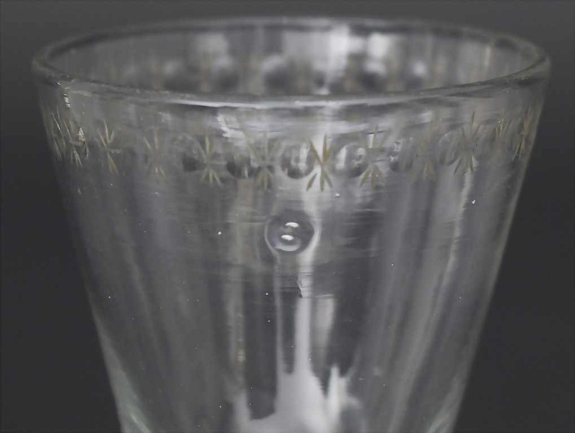 Kelchglas mit Schliffdekor / A goblet with cut frieze, 18. / 19. Jh.Material: farbloses Glas, - Bild 4 aus 4
