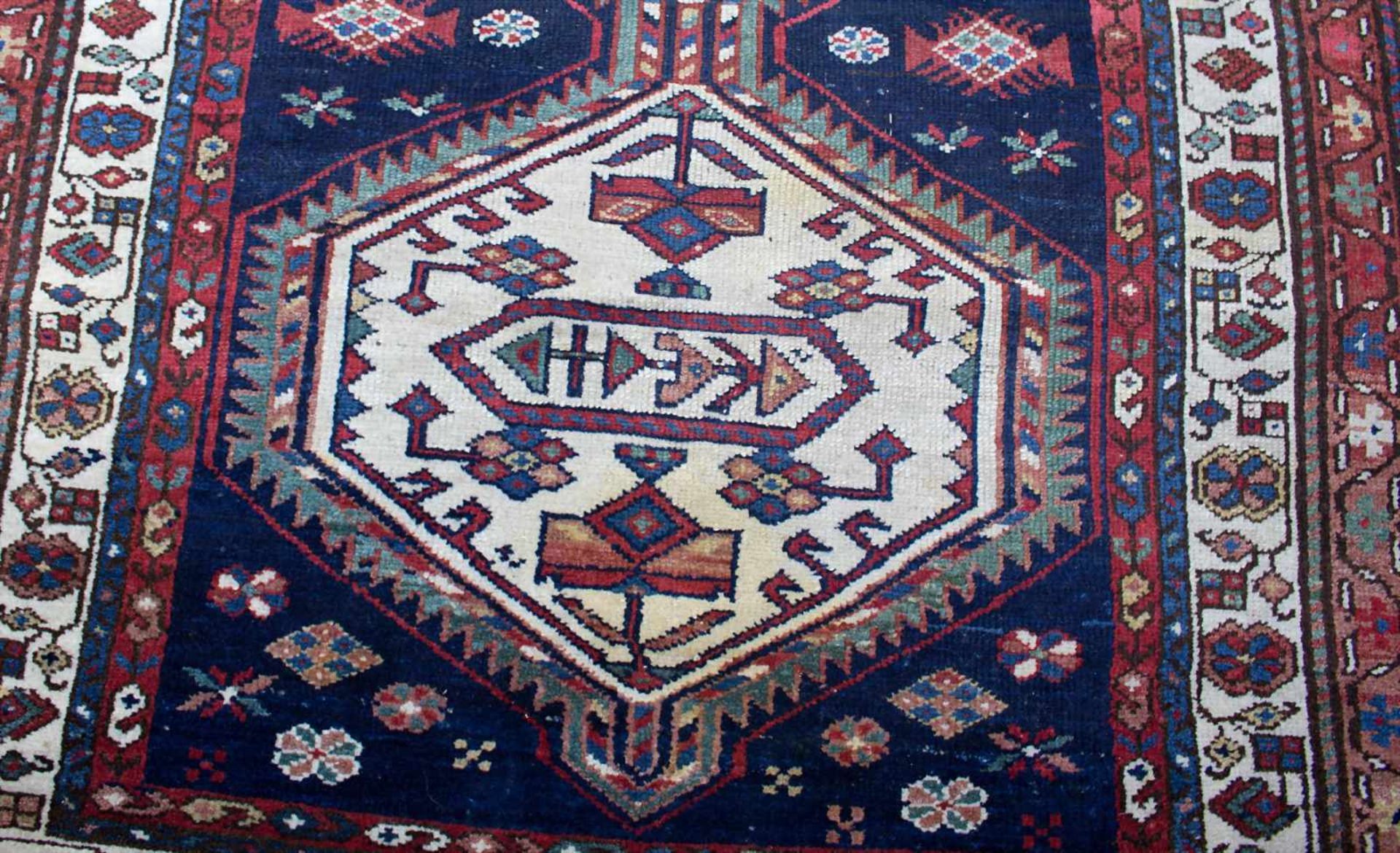 Orientteppich 'Hamadan' / An oriental carpet 'Hamadan'Material: Wolle auf Baumwolle, Maße: 112,5 x - Bild 3 aus 4