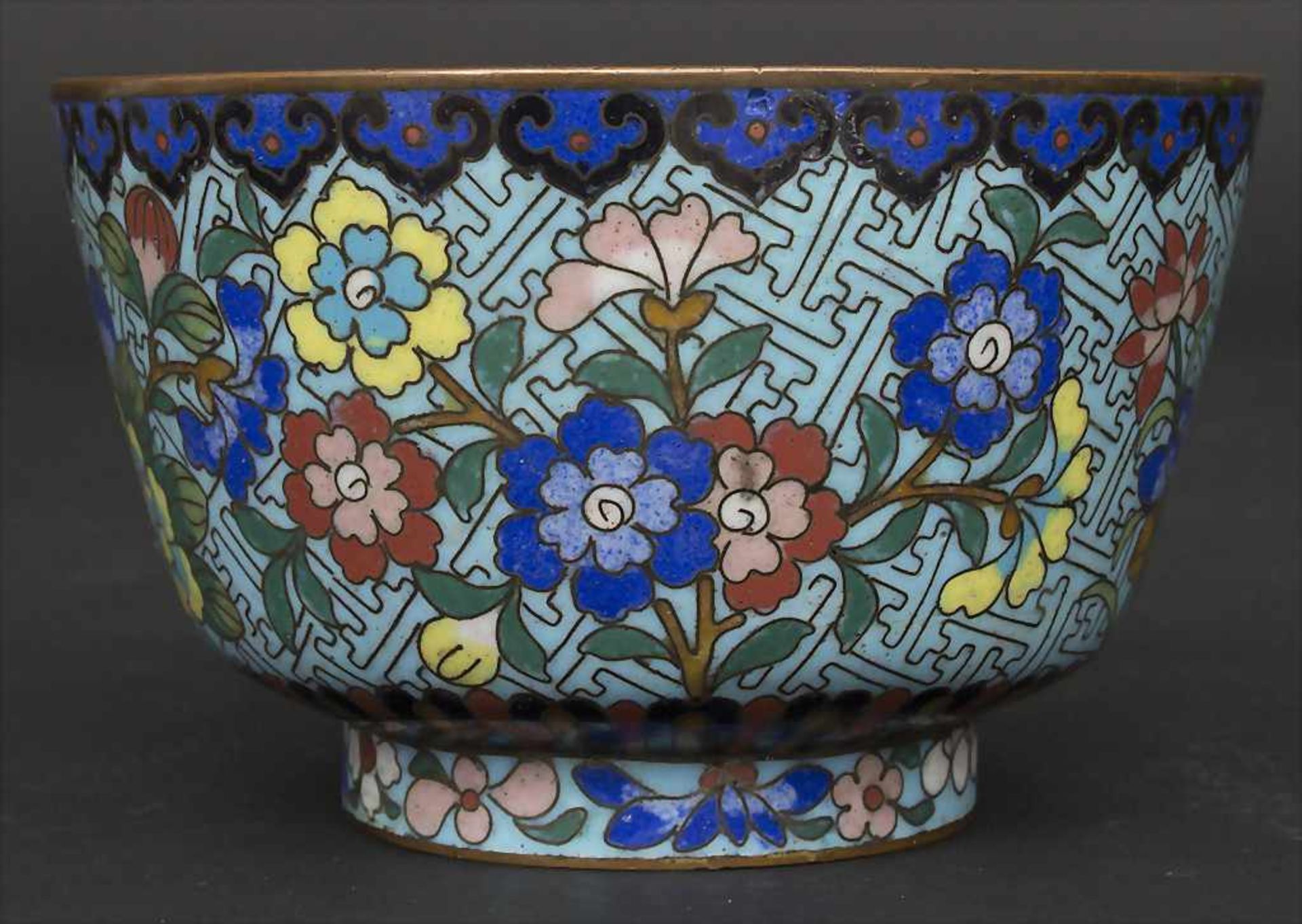 Cloisonné-Kumme 'Blütensträucher' / A Cloisonné bowl 'flowering shrubs', China, um 1900Material: - Image 3 of 6