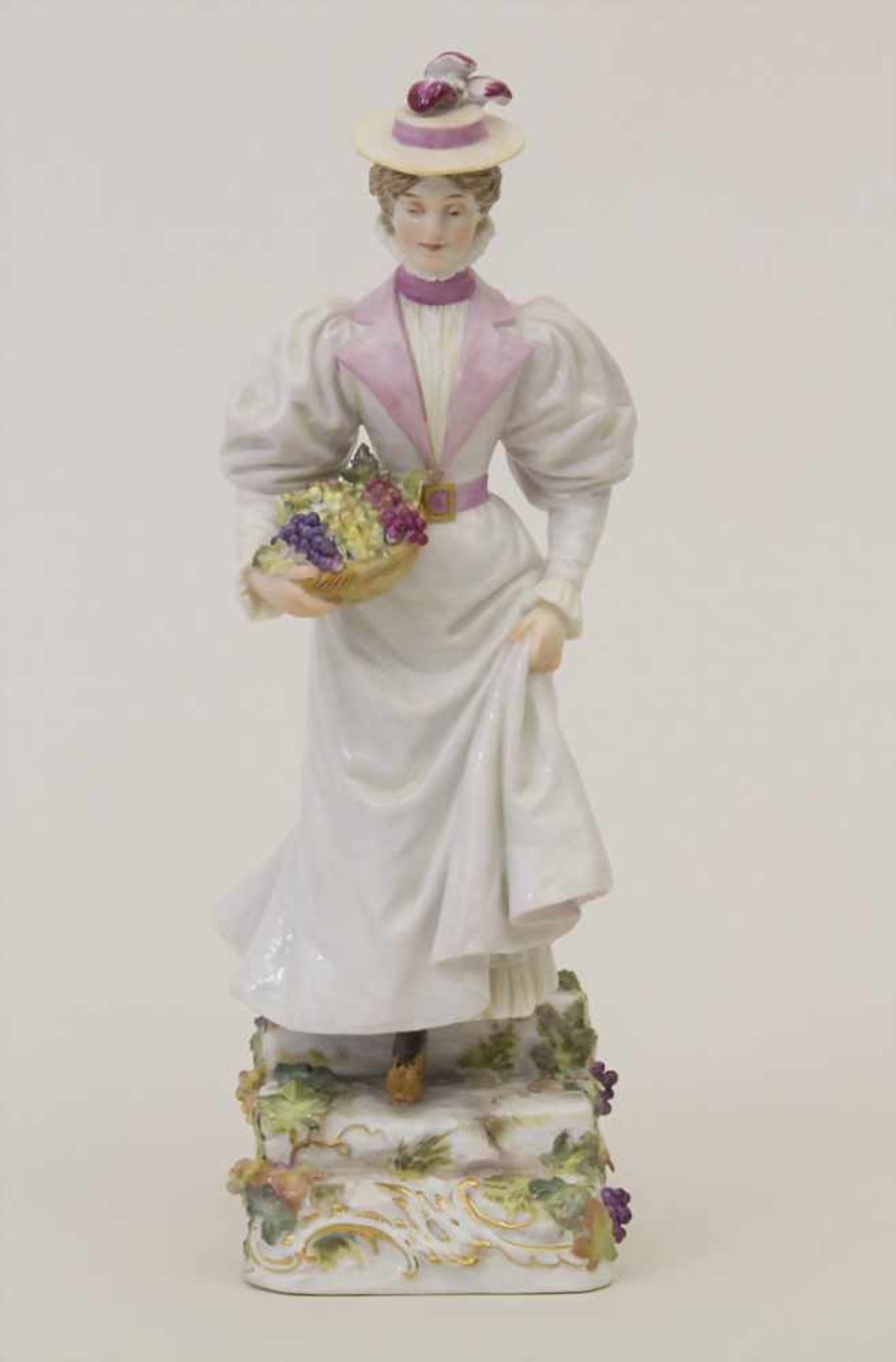 Jugendstil Figur einer Dame mit Hut und Traubenkorb auf Treppe / An Art Nouveau figure of a lady