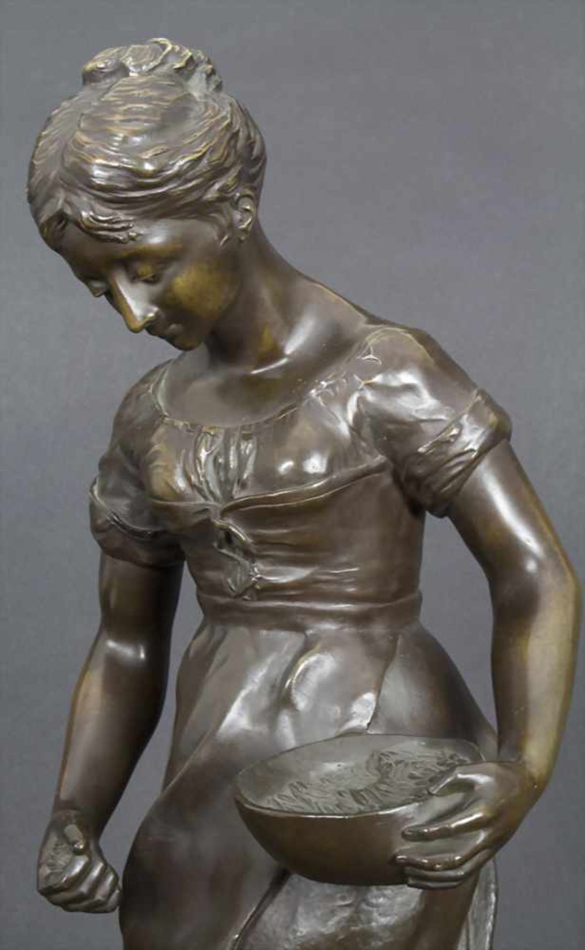 Mädchen beim Füttern der Hühner, Prahs, wohl franz. Bildhauer, um 1900Material: Bronze, braun - Image 5 of 5