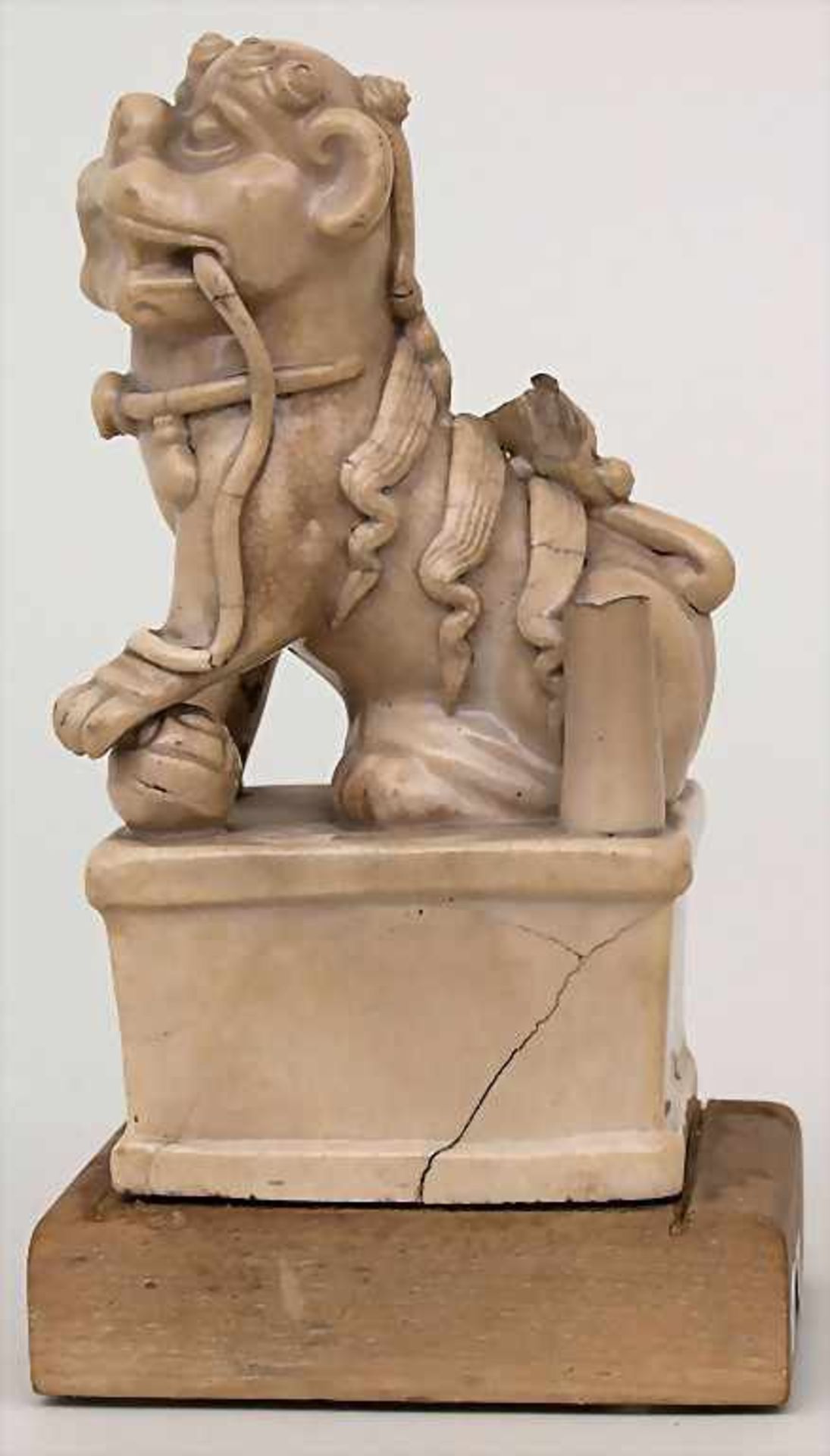 Fo-Hund / A Fo-dog, ChinaMaterial: Porzellan, glasiert, auf Holzsockel montiert, Maße: H. 16 cm, - Image 2 of 3