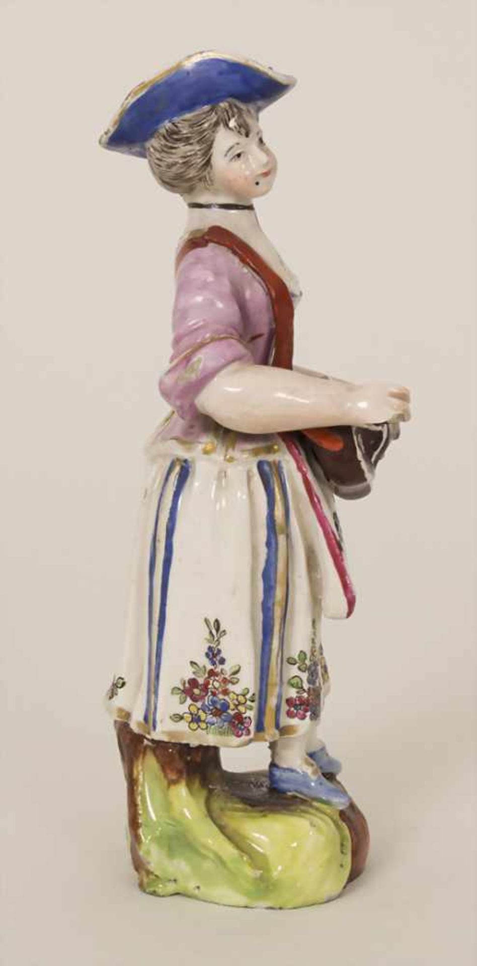 Junge Leierspielerin / A young woman playing a lyre, wohl Niderviller, um 1770Material: Fayence, mit - Bild 2 aus 5