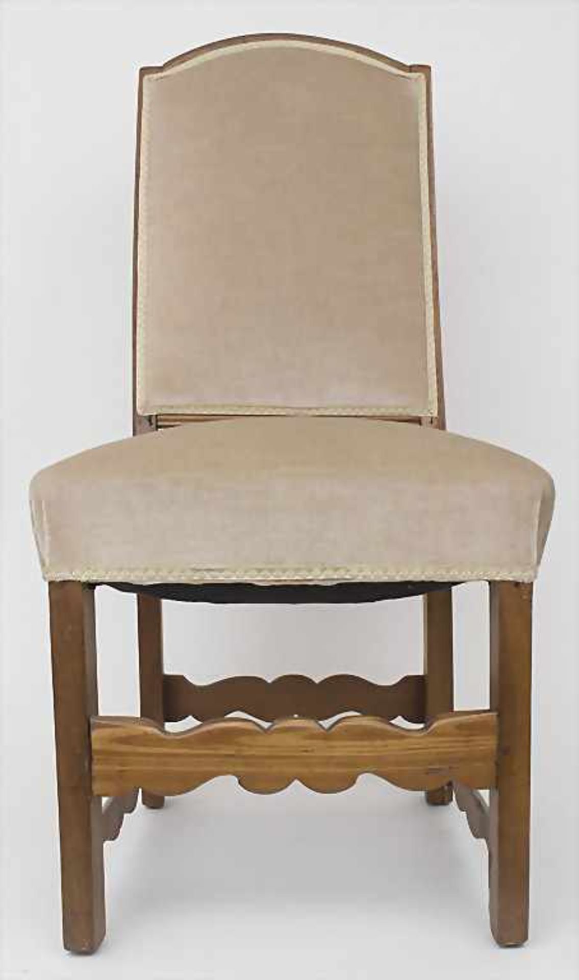 Stuhl mit Veloursbezug / A chair with velour coverMaterial: Holz, Sprungfederpolsterung, Maße: H.