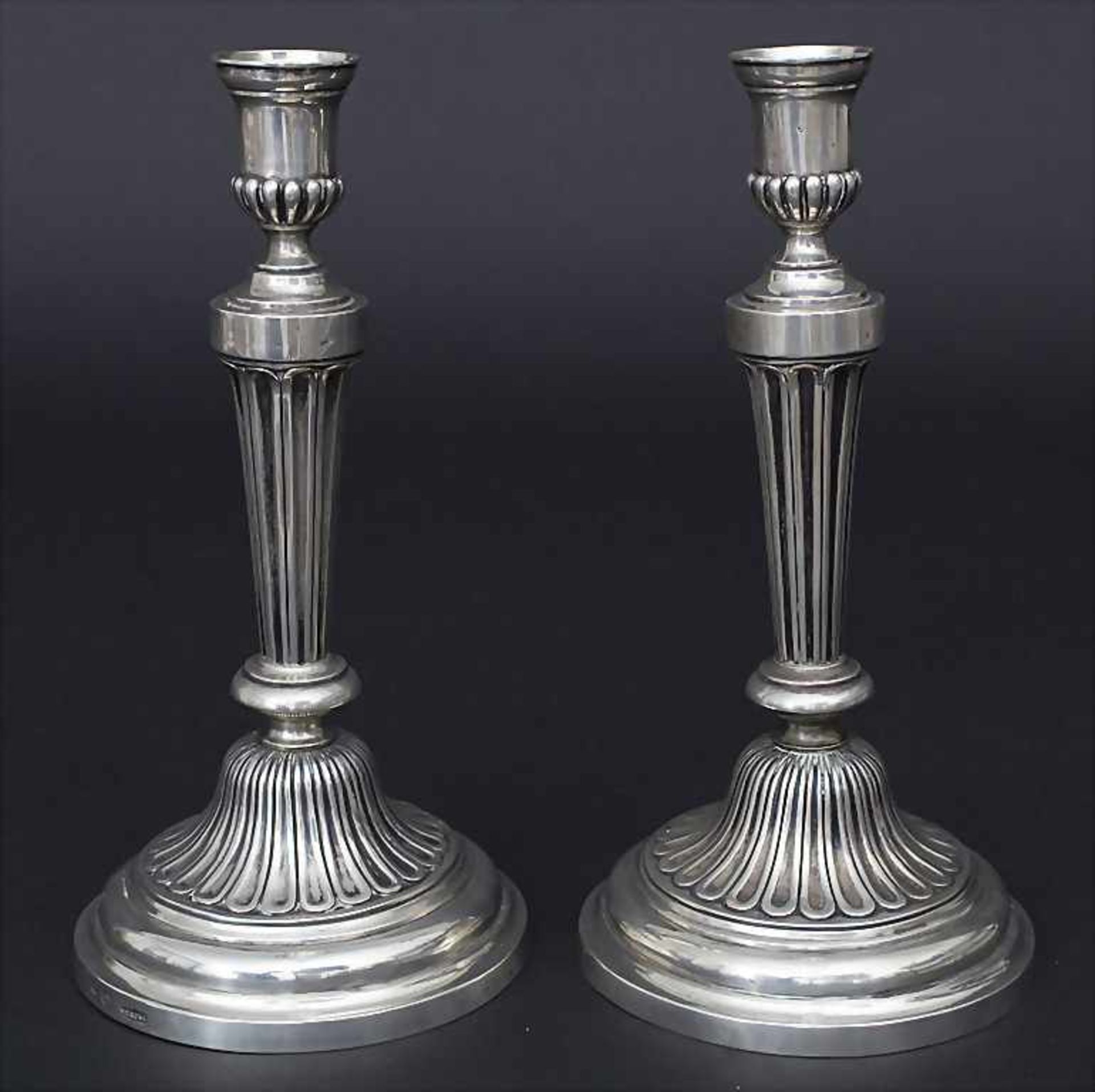 Paar Tafelleuchter / A pair of silver candlesticks, Oertel, Straßburg / Strasbourg, um 1791Material: