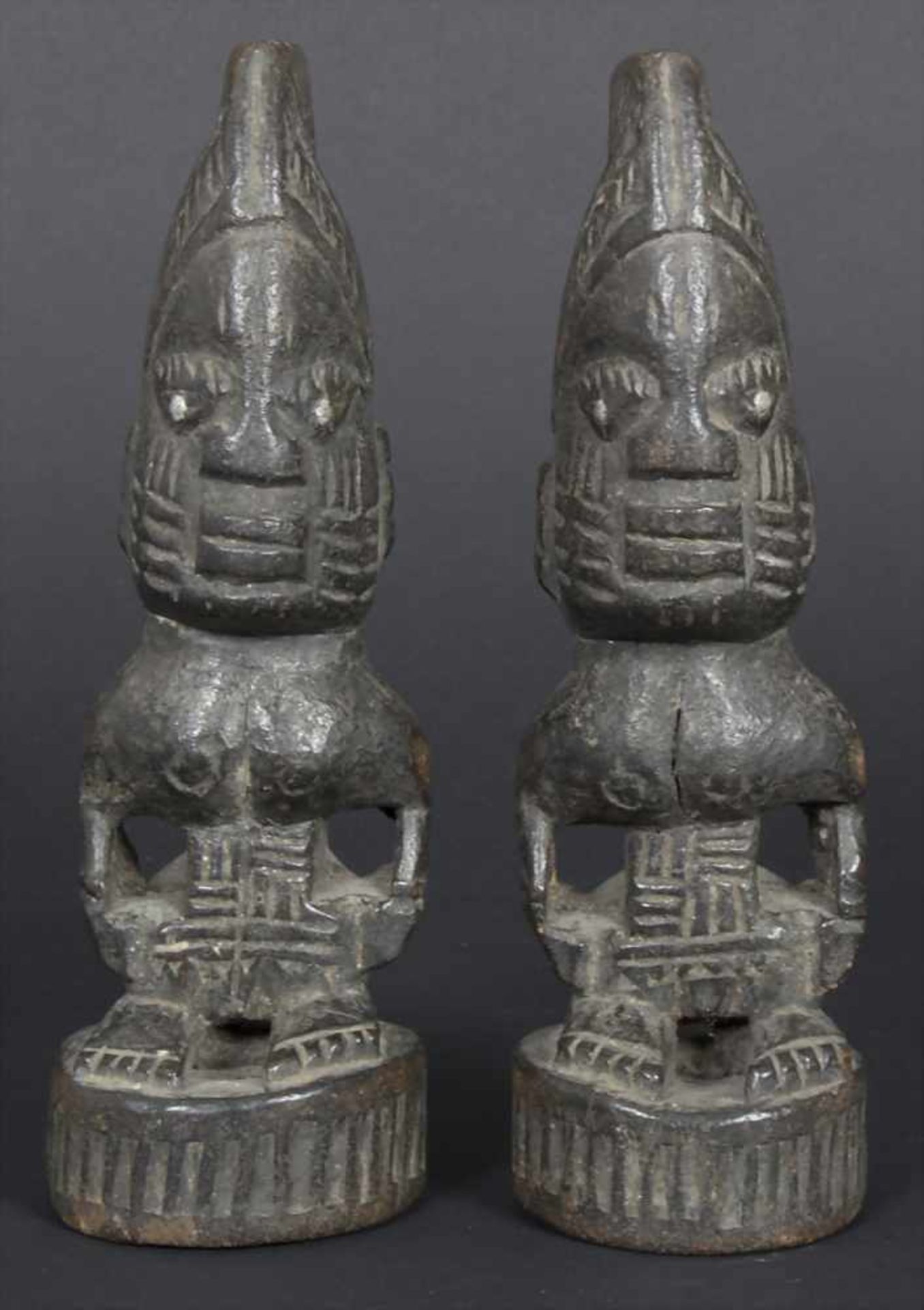 Ibeji-Figurenpaar, Yoruba, NigeriaMaterial: Holz, mit dunkler Krustenpatina, Augen mit