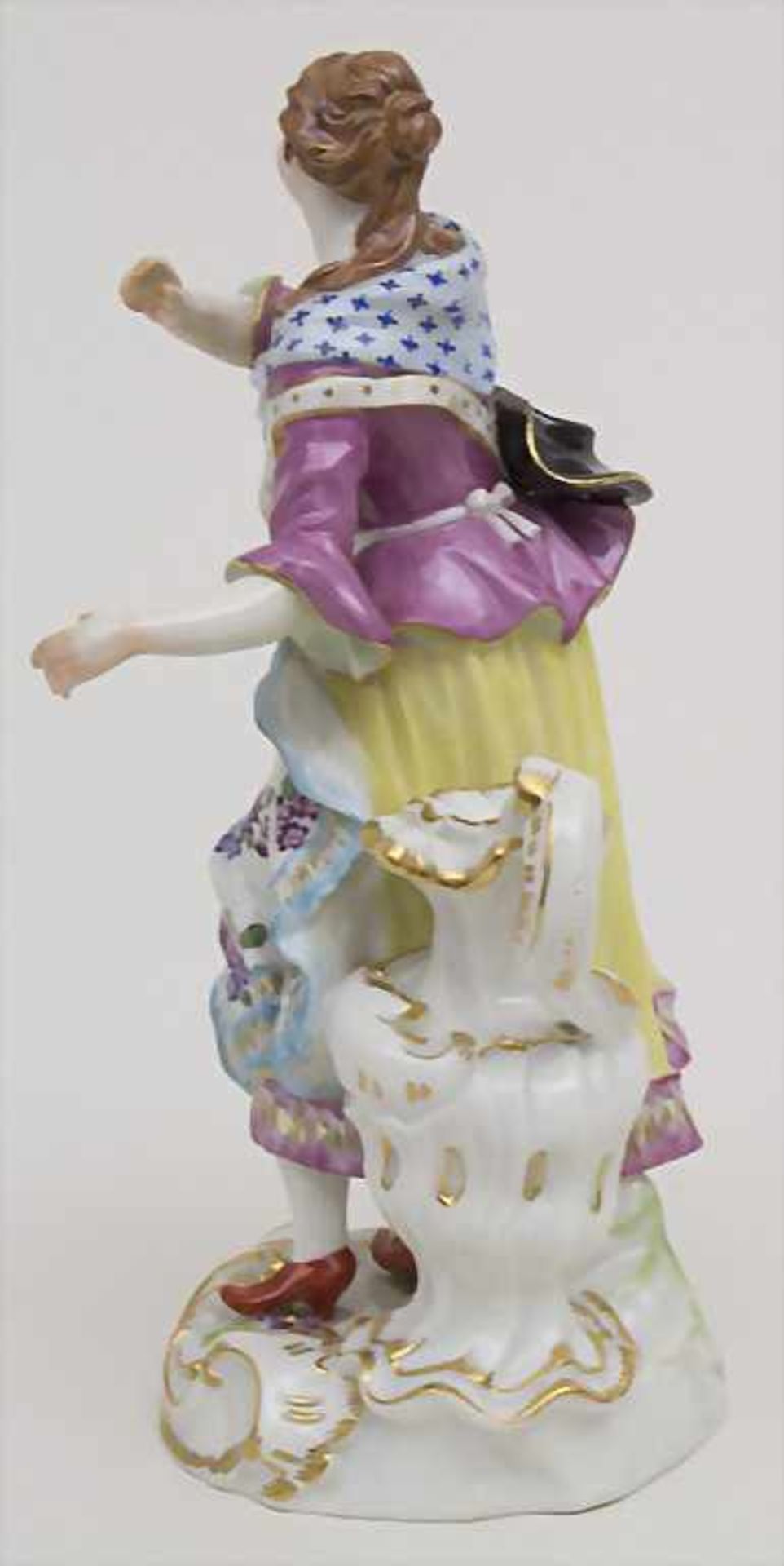 Schäferin mit hohem Henkelgefäß / A figure of a shepherdess with huge jug, Meissen, Mitte 20. Jh. - Bild 4 aus 6
