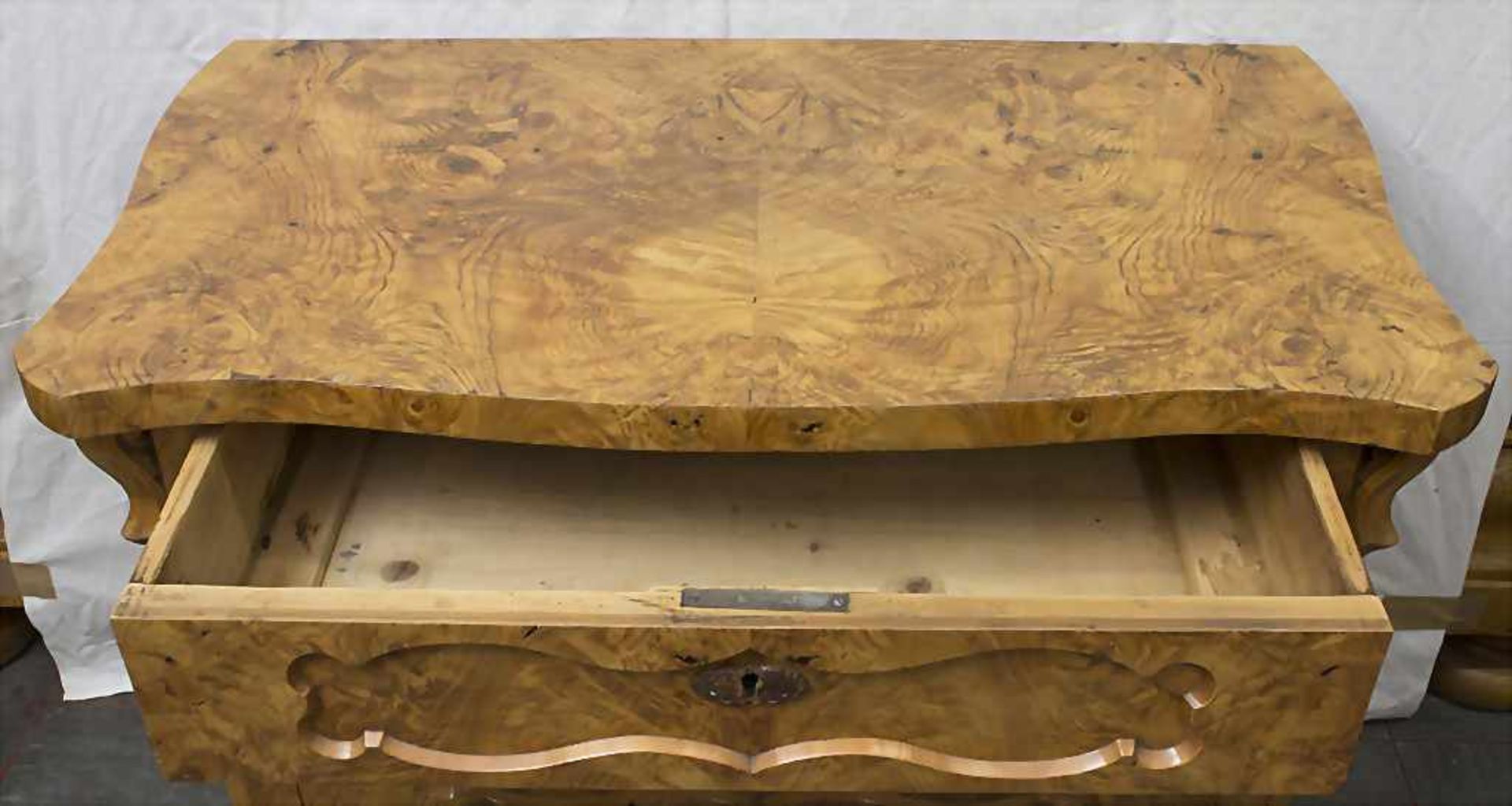 Kommode / A chest of drawers, 19. Jh.Material: geflammtes Furnier, Messingbeschläge, 3-schübig, - Bild 2 aus 3