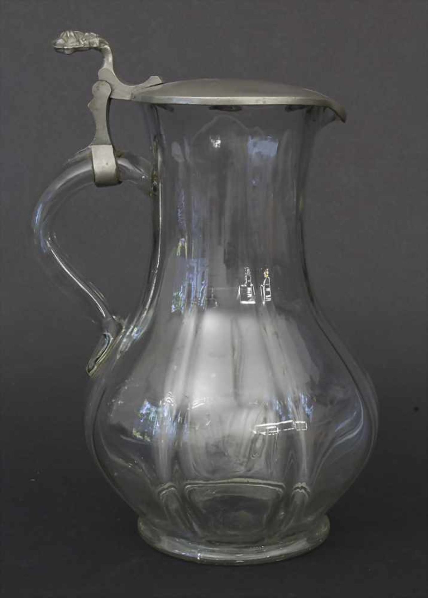 Biedermeier Weinkrug / A vine jug, deutsch um 1850Material: Klarglas mundgeblasen mit Zinndeckel, - Image 3 of 6