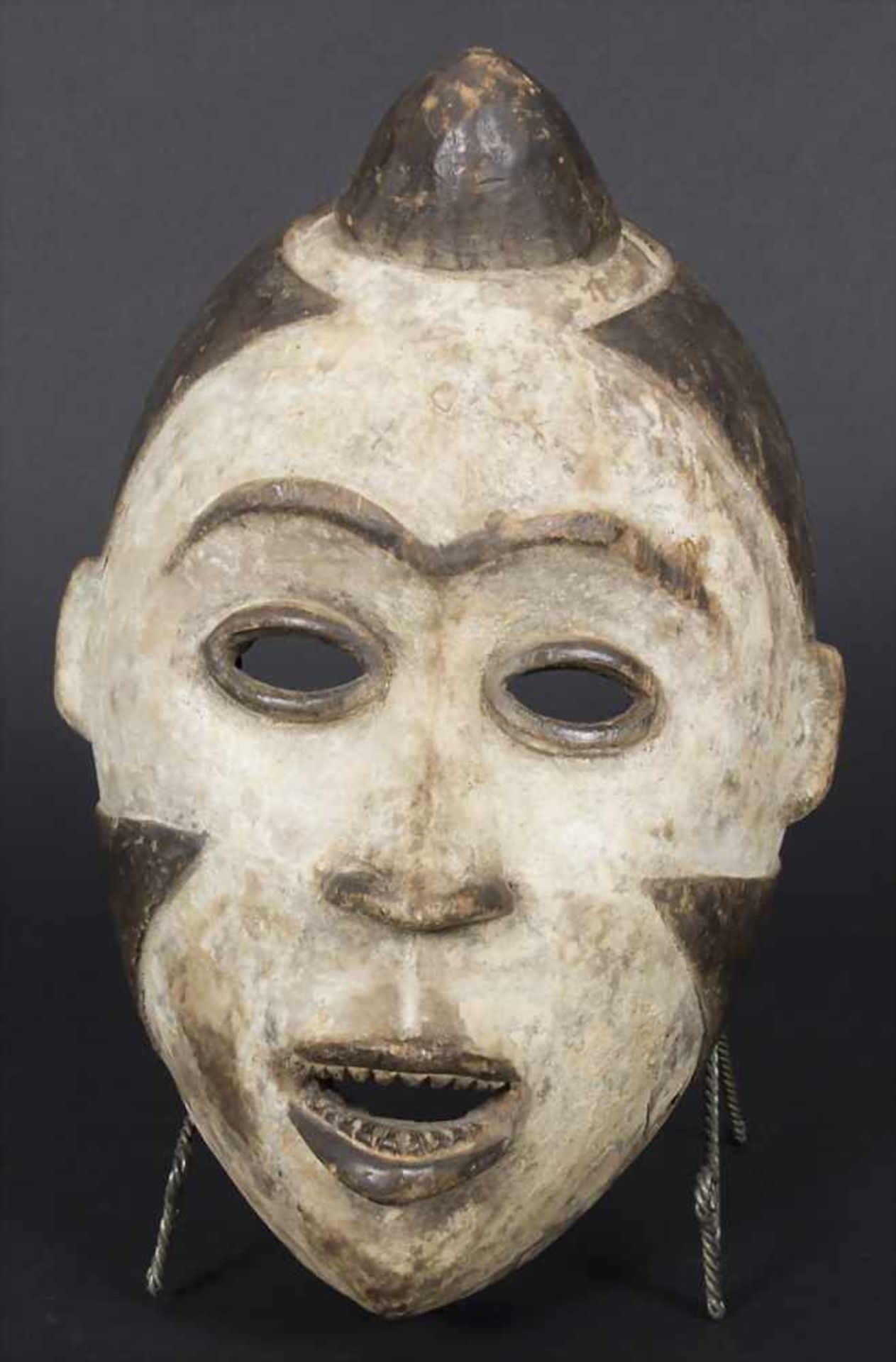 Maske, Yombe, KongoMaterial: Holz, braun und kaolinweiß eingefärbt und mit schöner Gebrauchspatina,