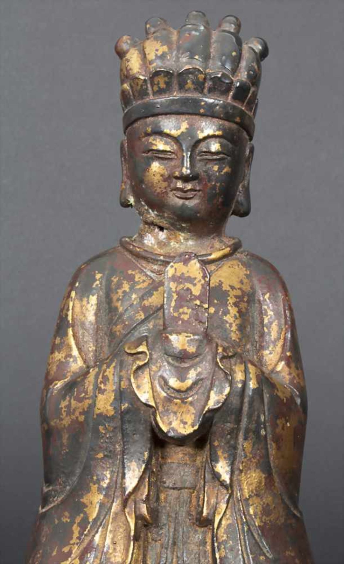 Buddha, China, wohl 19./20. JhMaterial: kupferfarbene Bronze, dunkel patiniert, Reste von Rotlack - Image 5 of 5