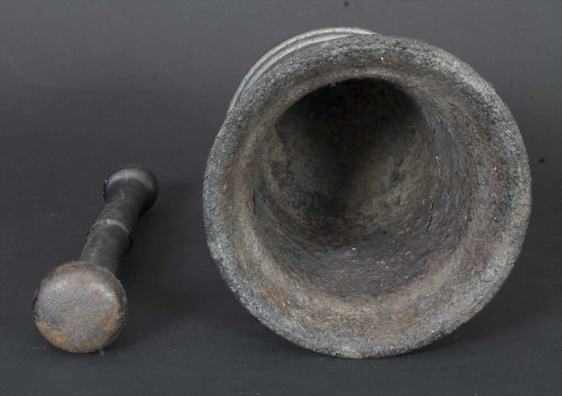 Eisenmörser mit Pistill / A pestle and mortarMaterial: Eisen,Maße: Mörser 16 x 17 cm, Pistill 24 - Bild 2 aus 2