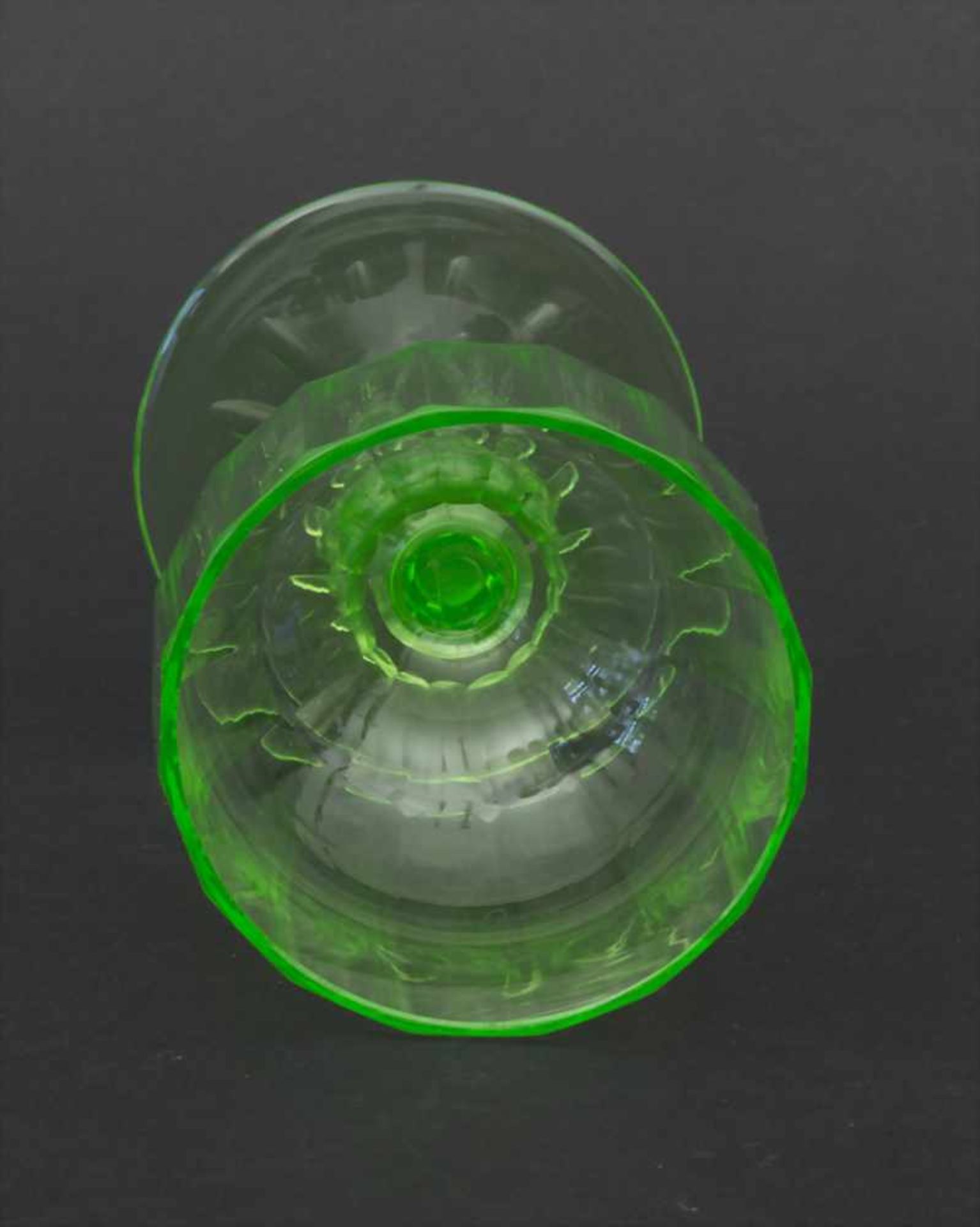 5 Urangläser / 5 uranium glasses, um 1920Material: grünes Uranglas mit 16-fach facettierter Kuppa, - Bild 3 aus 4