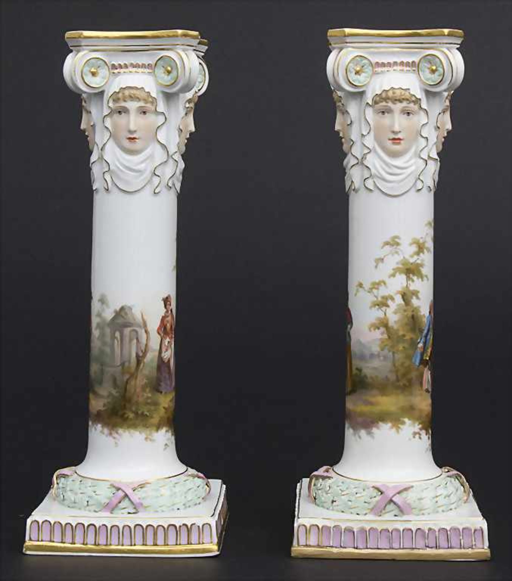 Paar Kerzenleuchter mit galanten Szenen / A pair of candlesticks with courting scenes, Meissen, - Bild 5 aus 11