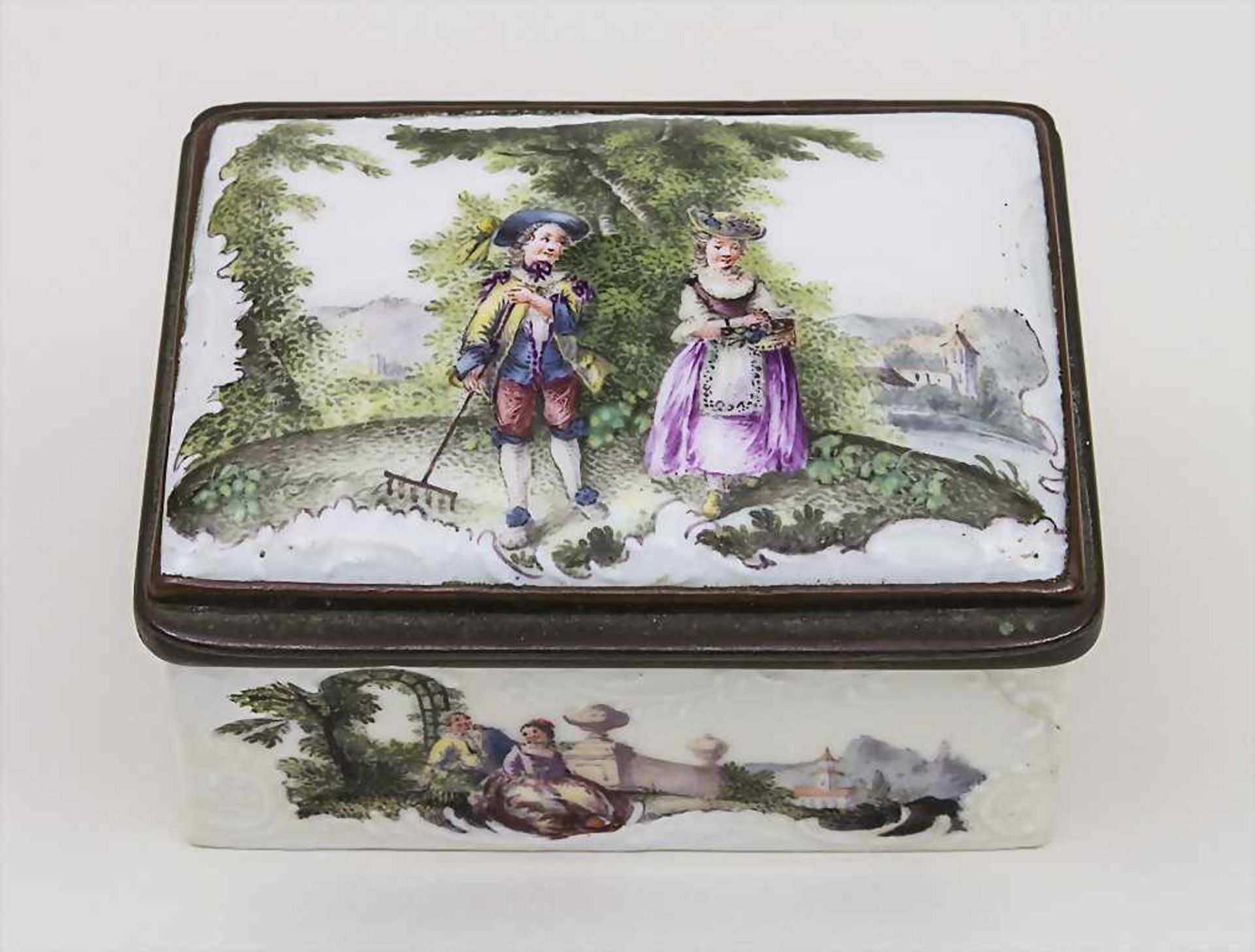 Reliefierte Schnupftabakdose / Tabatiere mit feinen galanten Szenen / A snuff-box with finely