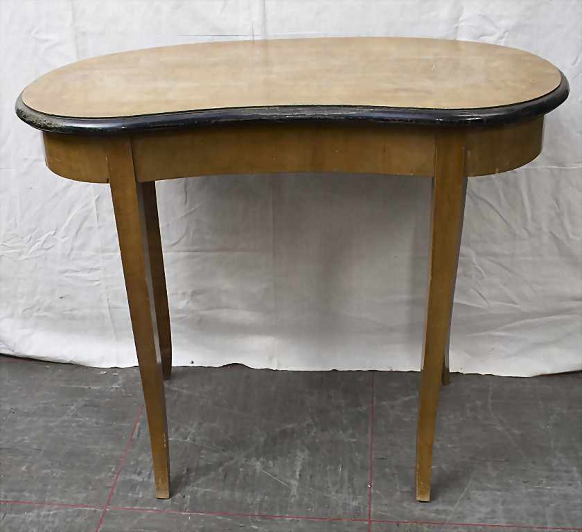 Nierenförmiger Tisch / A kidney-shaped table, 19. Jh.Material: Holz, poliert, ebonisierter