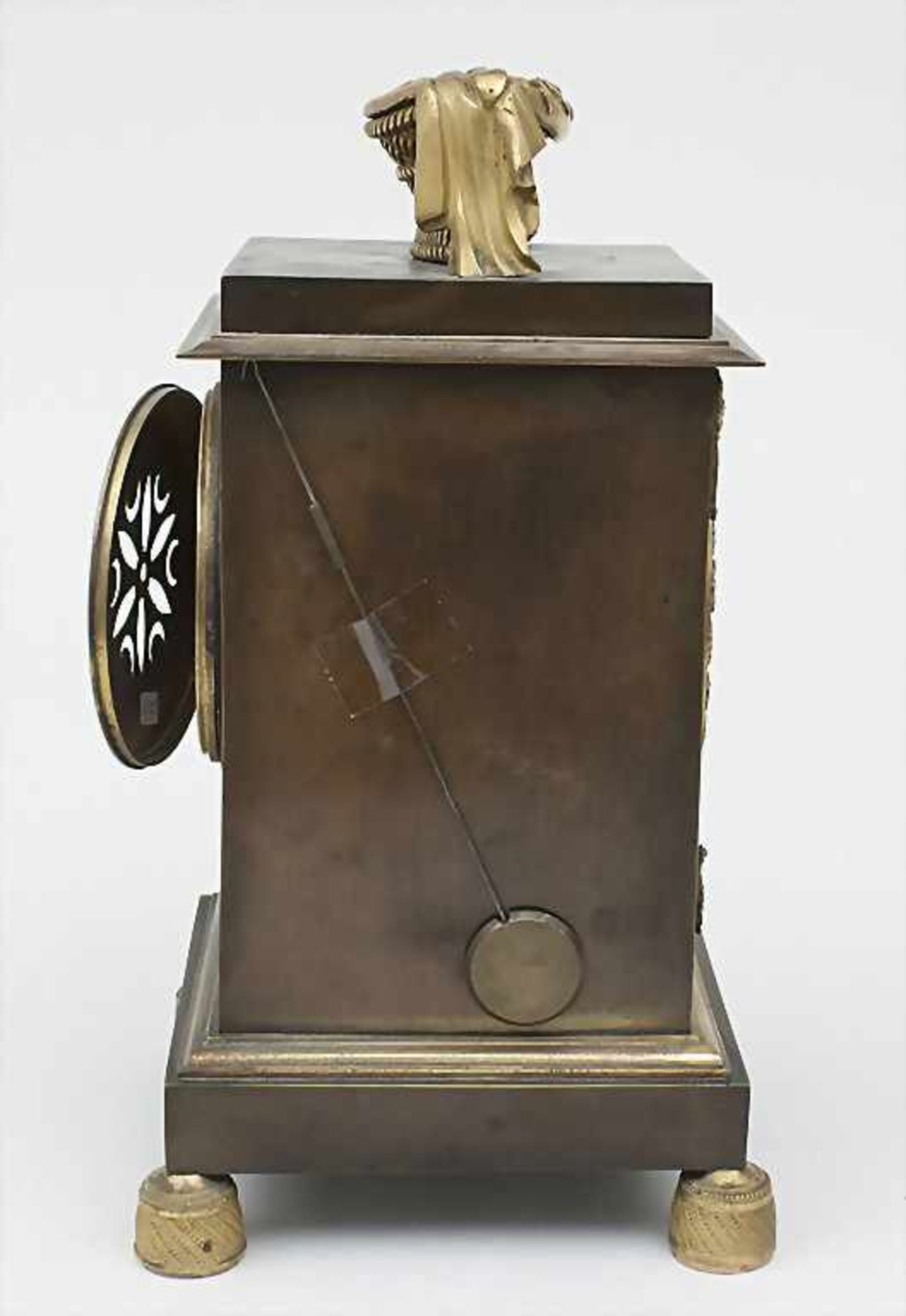 Pendule Epoque Restauration, Paris, ca. 1830Gehäuse: Bronze partiell vergoldet, mattiert,Uhrwerk: - Image 4 of 6