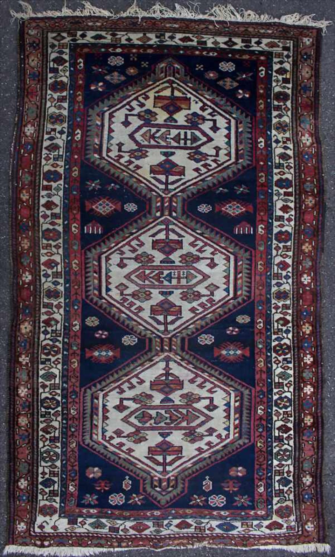 Orientteppich 'Hamadan' / An oriental carpet 'Hamadan'Material: Wolle auf Baumwolle, Maße: 112,5 x