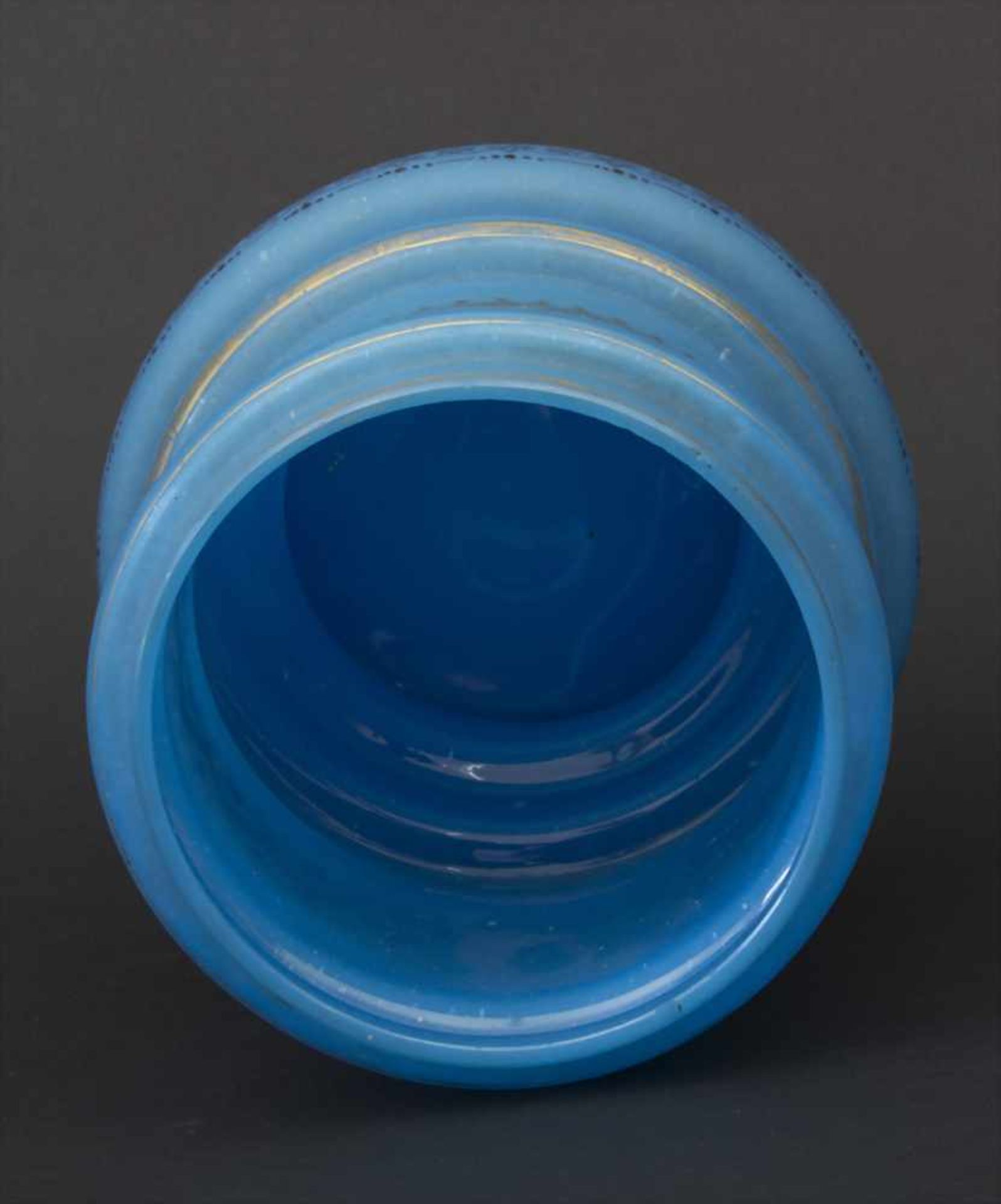 Gründerzeit Vase / A vase, deutsch, um 1880Material: blaue Glasvase umlaufend mit Emailmalerei - Bild 2 aus 3