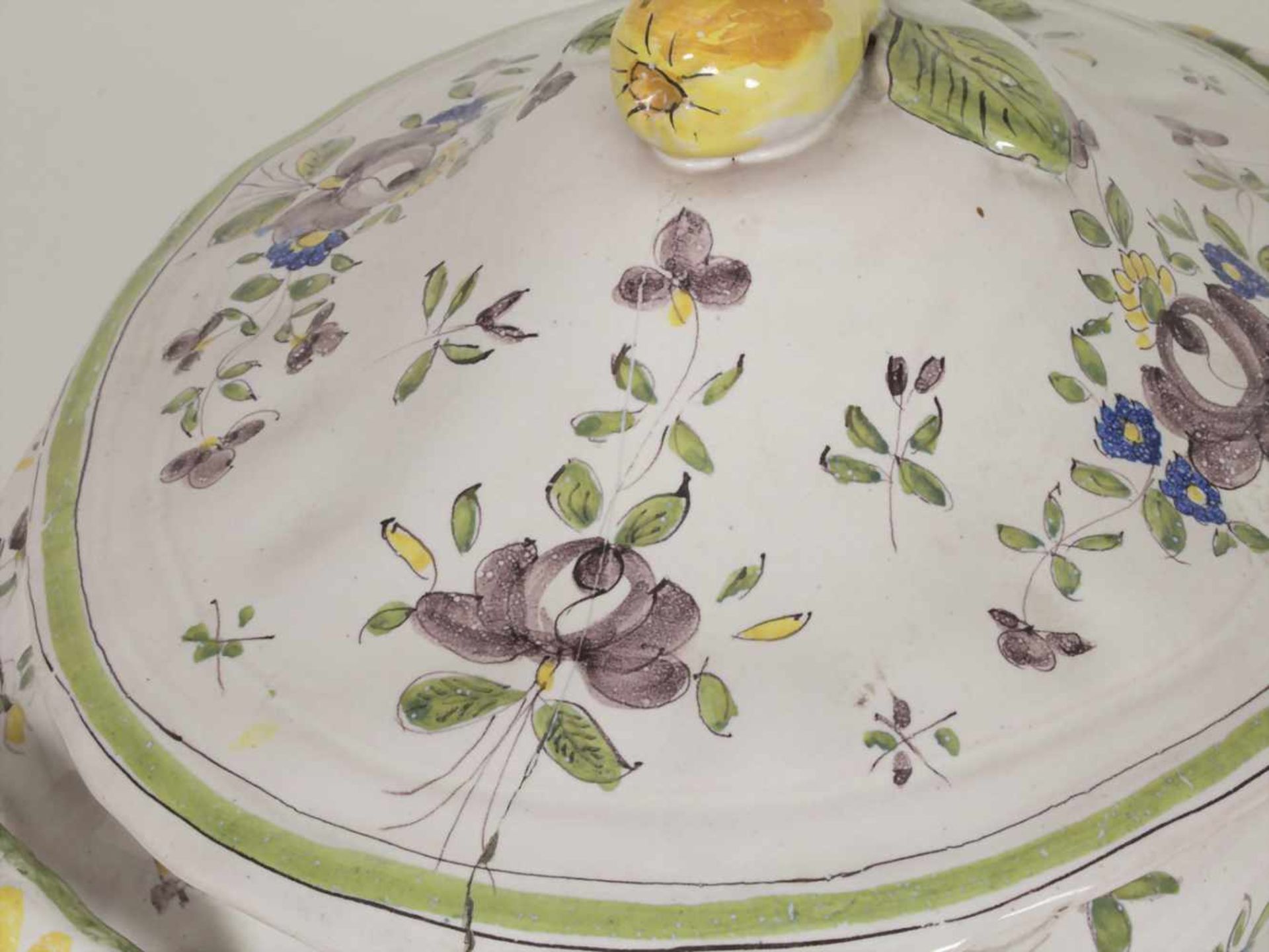 Fayence-Deckelterinne / A faience covered tureen, 18./19. Jh.Material: Keramik, floral polychrom - Bild 8 aus 8