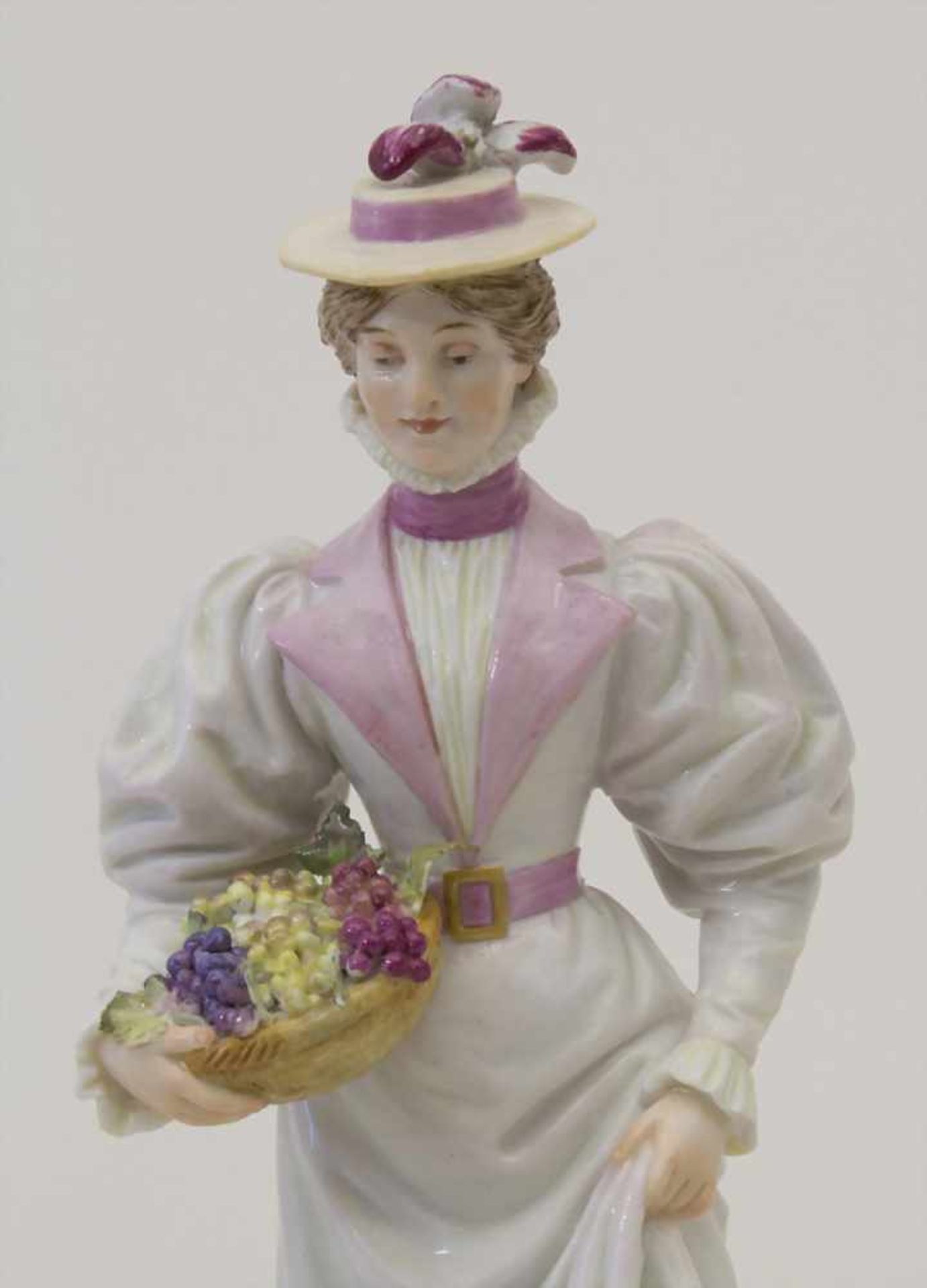 Jugendstil Figur einer Dame mit Hut und Traubenkorb auf Treppe / An Art Nouveau figure of a lady - Bild 7 aus 7