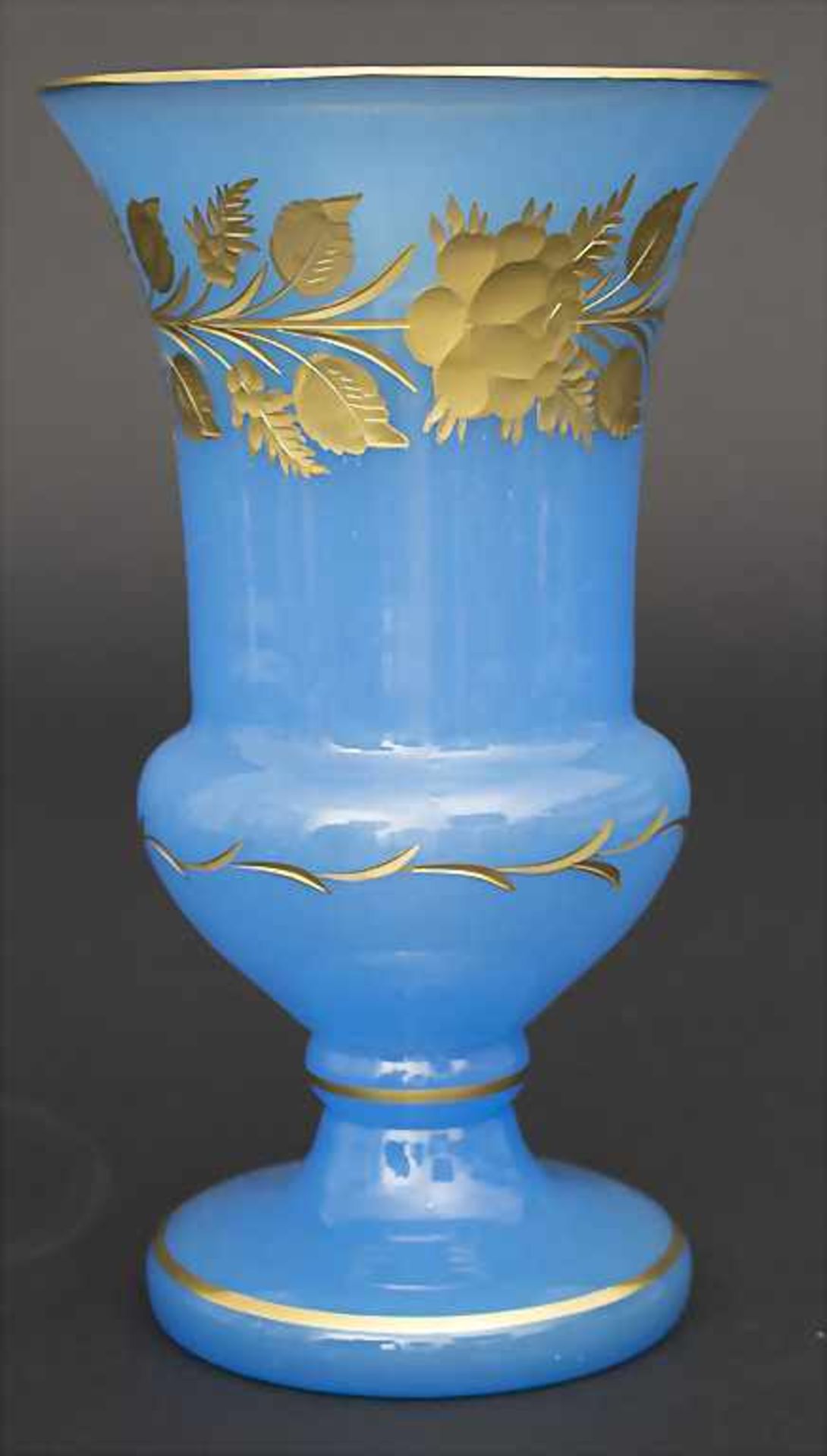 Kratervase mit Rosenzweigen / A vase with rose branchesMaterial: hellblaues Glas, goldradierter