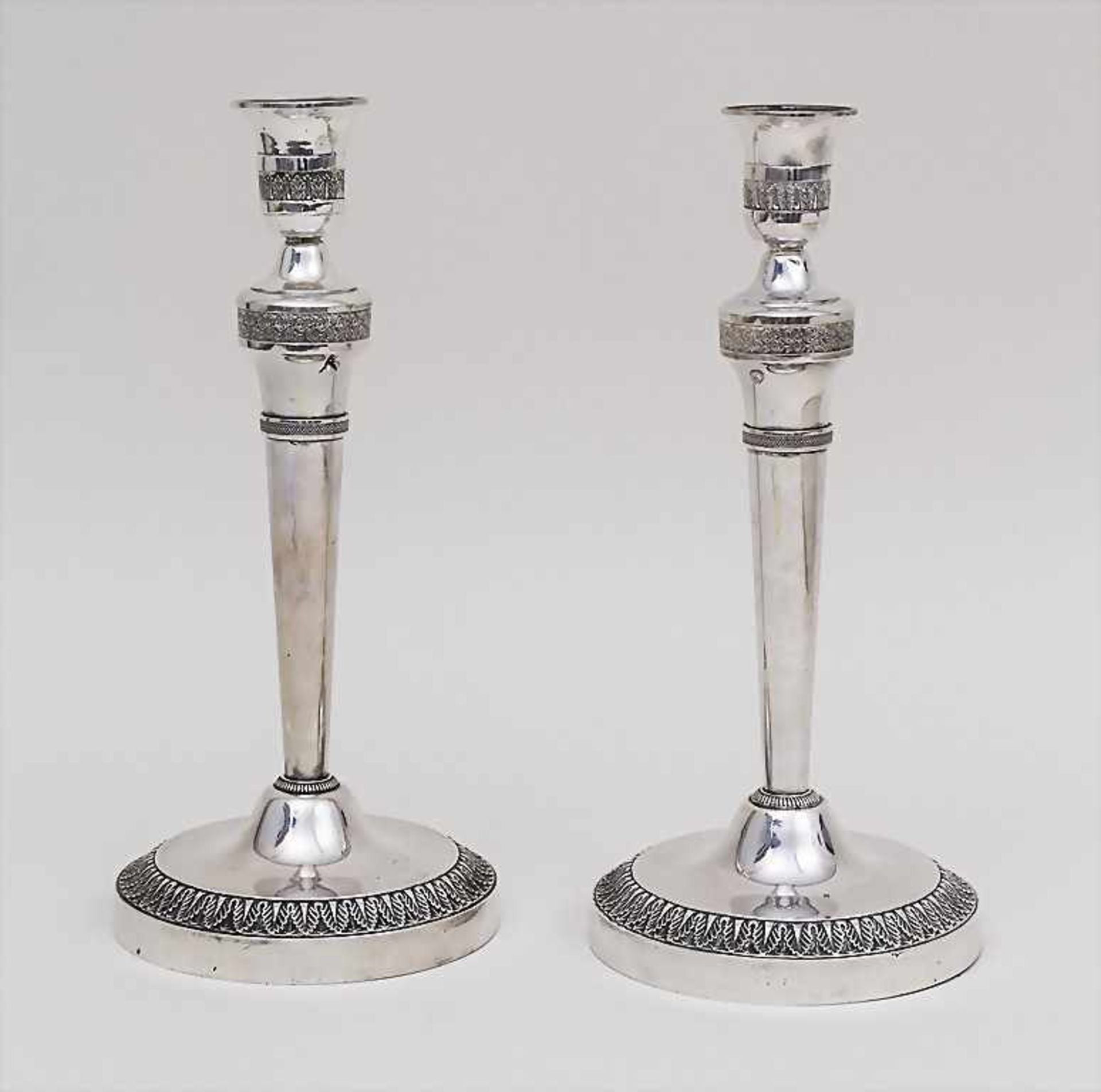 Paar Empire Kerzenleuchter / Pair of Candlesticks, Paris, 1820Punzierung: Silber 950, Hippokrates