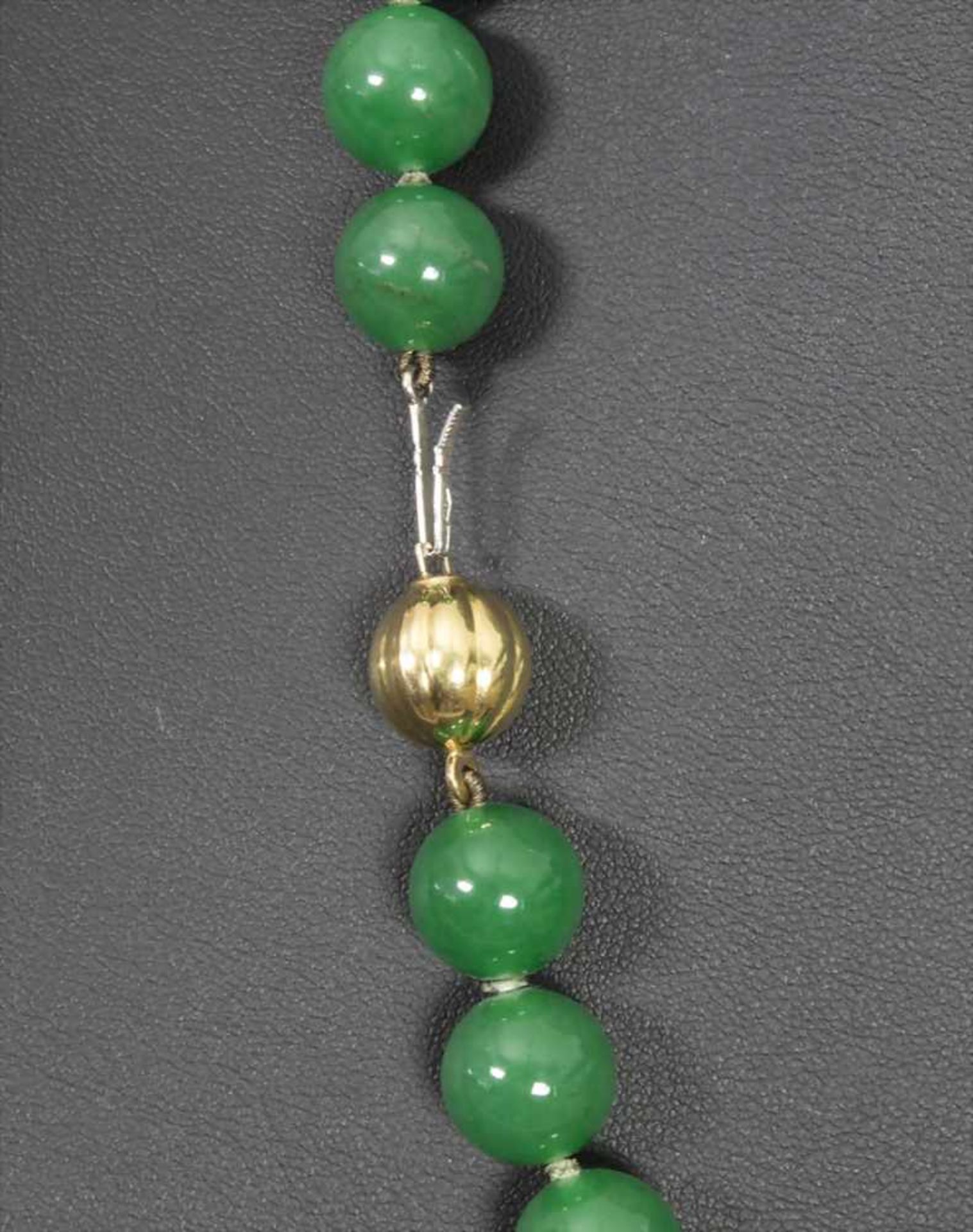 Jadekette, wohl China, um 1960Material/Technik: smaragdgrün leuchtende Jade (auf Einfärbung nicht - Image 2 of 2