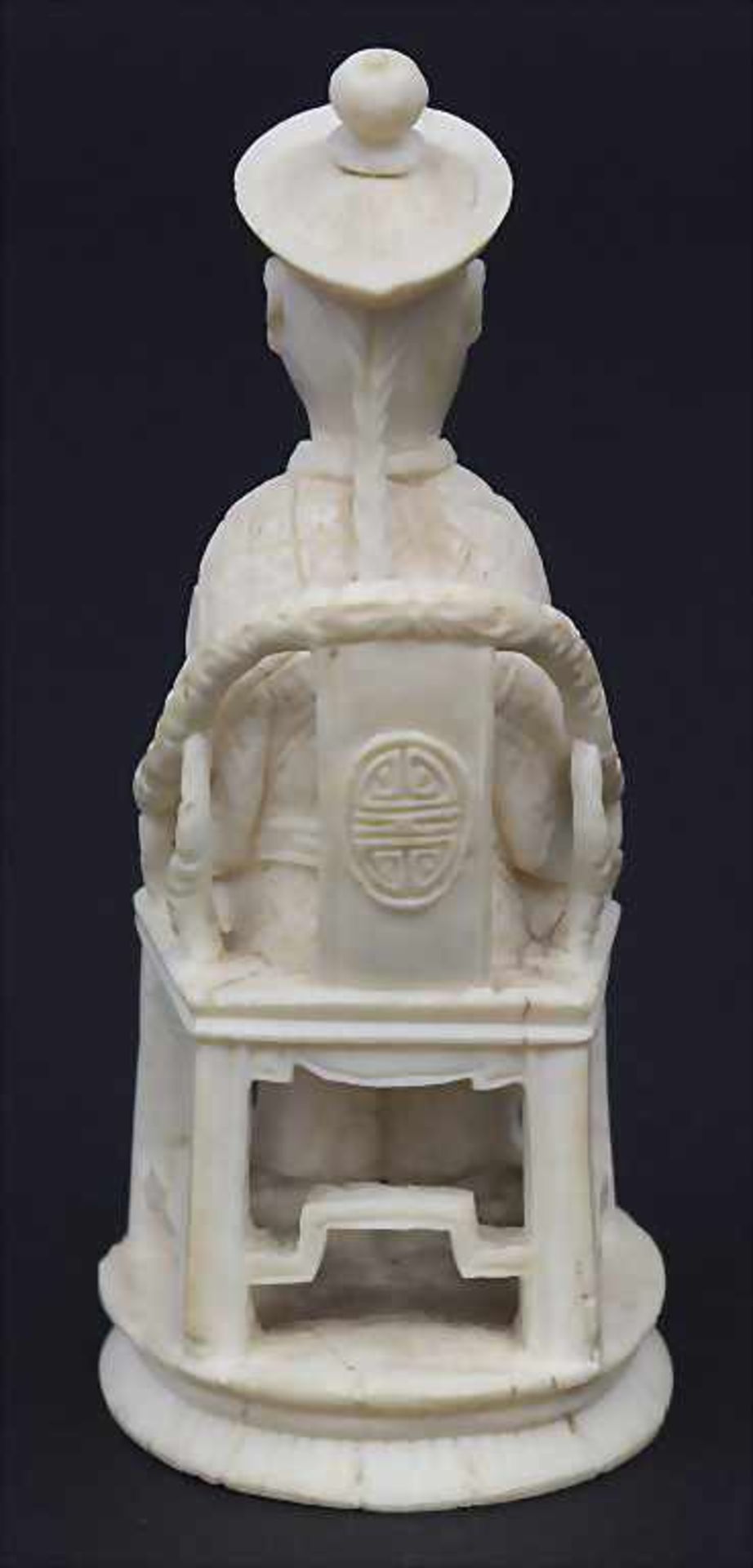 Okimono eines Gelehrten mit Schriftrollen / A sitting priest with scrolls, China, 1. Hälfte 20. Jh. - Image 4 of 5