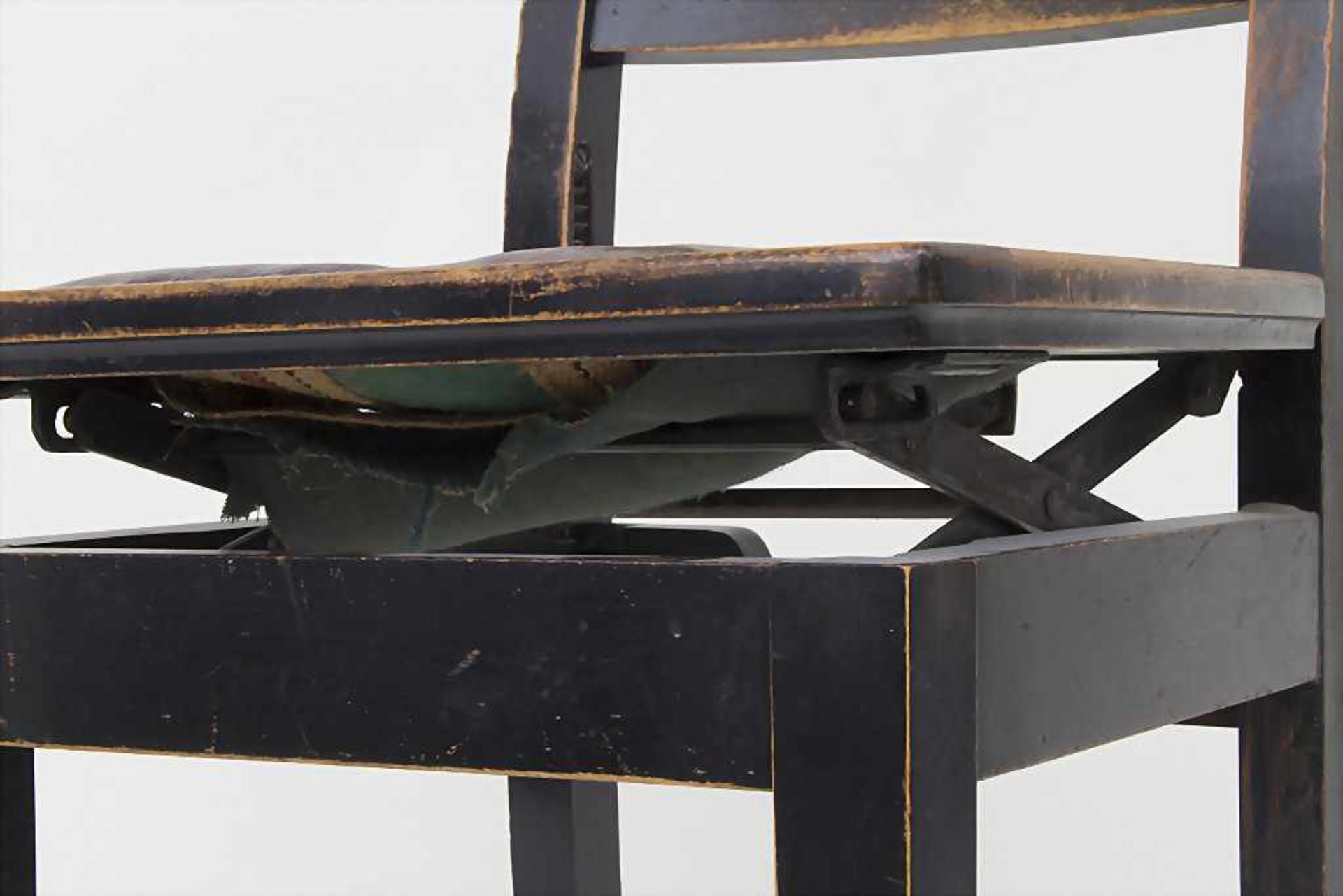 Klavierstuhl / A piano chair, um 1900Material: Holz, ebonisiert, höhenverstellbare Sitzfläche mit - Bild 4 aus 5