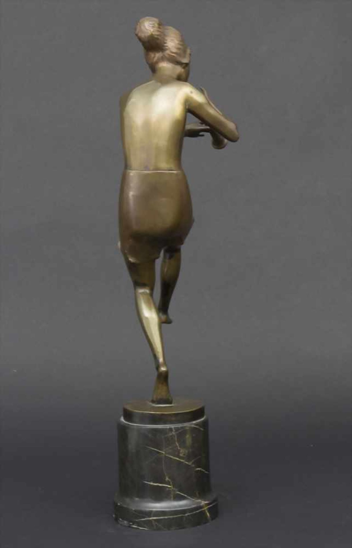 Flötenspielerin, A female flute player, W. Kluck, um 1920Material: Bronze auf schwarzem Marmorsockel - Image 4 of 5