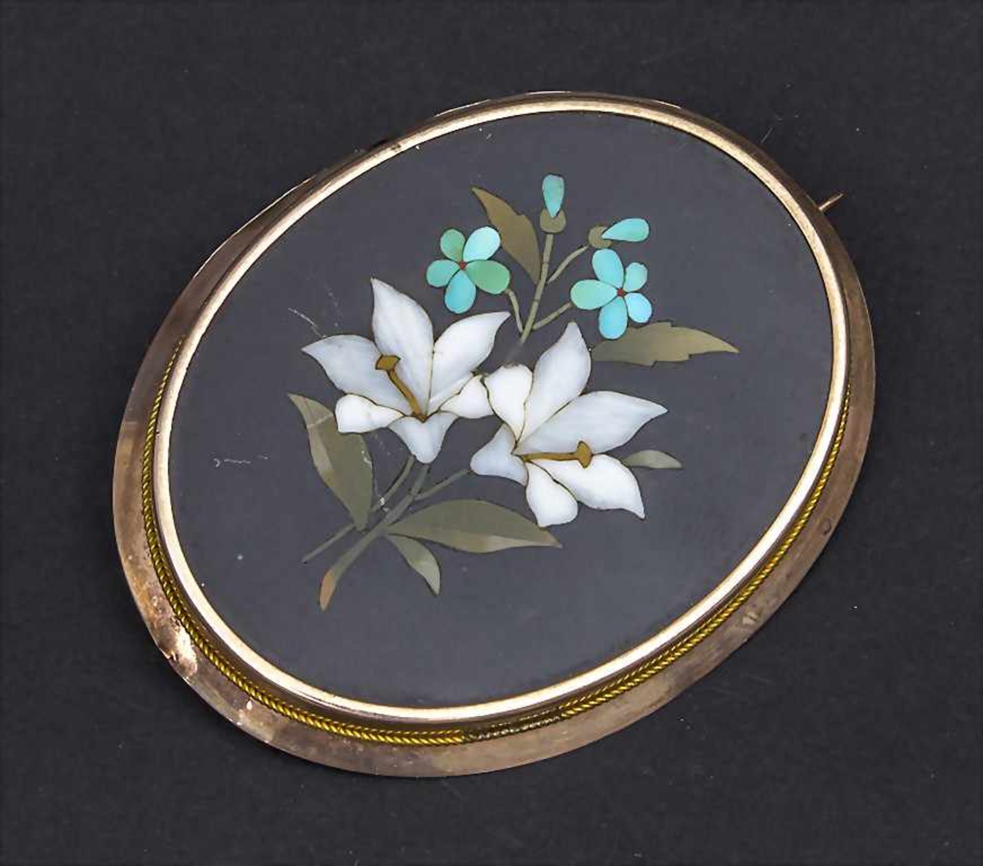 Ovale Pietra Dura Brosche mit Lilien / An oval pietra dura brooch with lilies, Florenz, 19. Jh. - Bild 2 aus 3