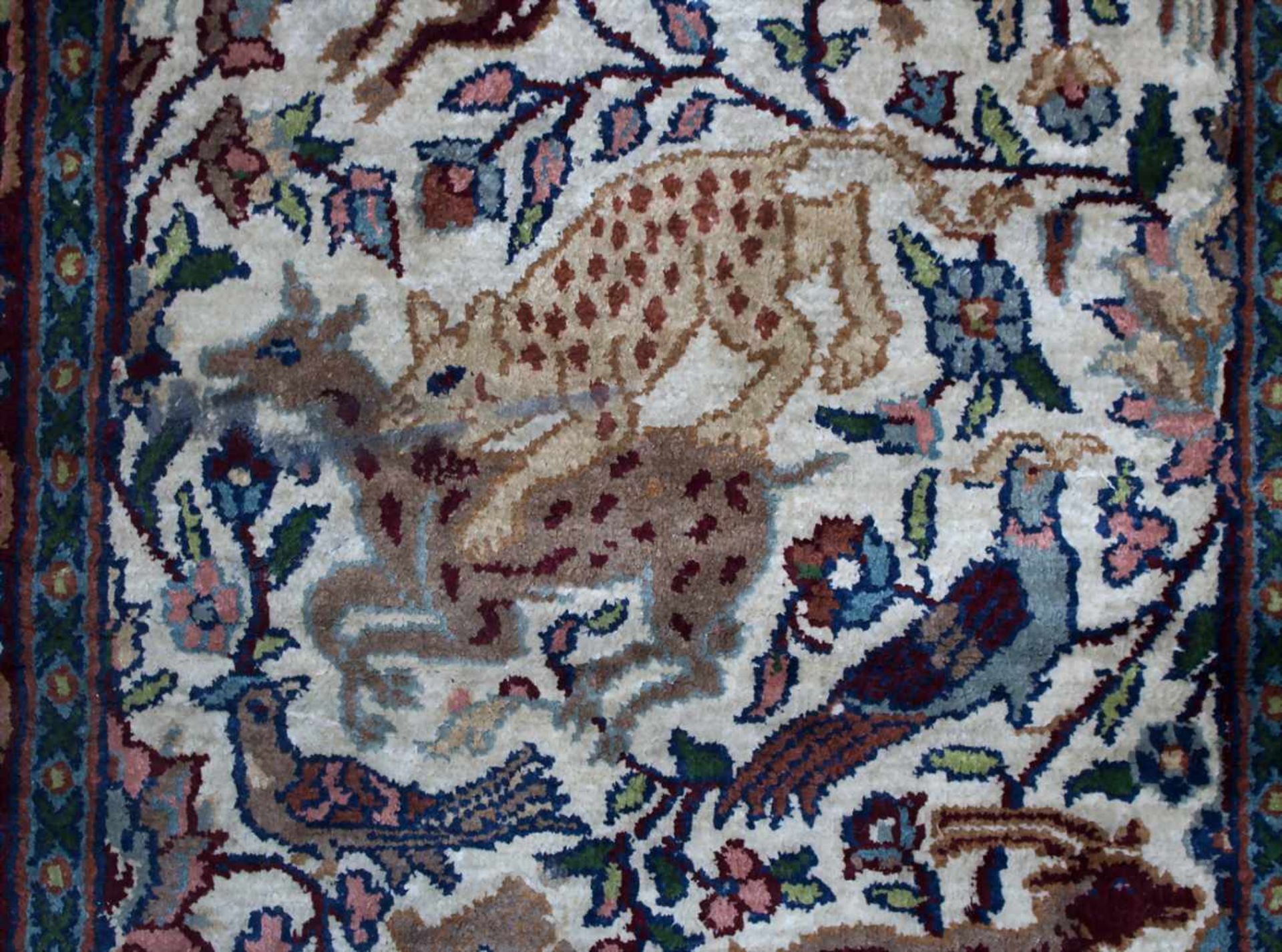 Teppich / Brücke / A carpet, 20. Jh.Material: Kaschmirseide,Dekor: zentrales Medaillon mit Tieren, - Image 2 of 4