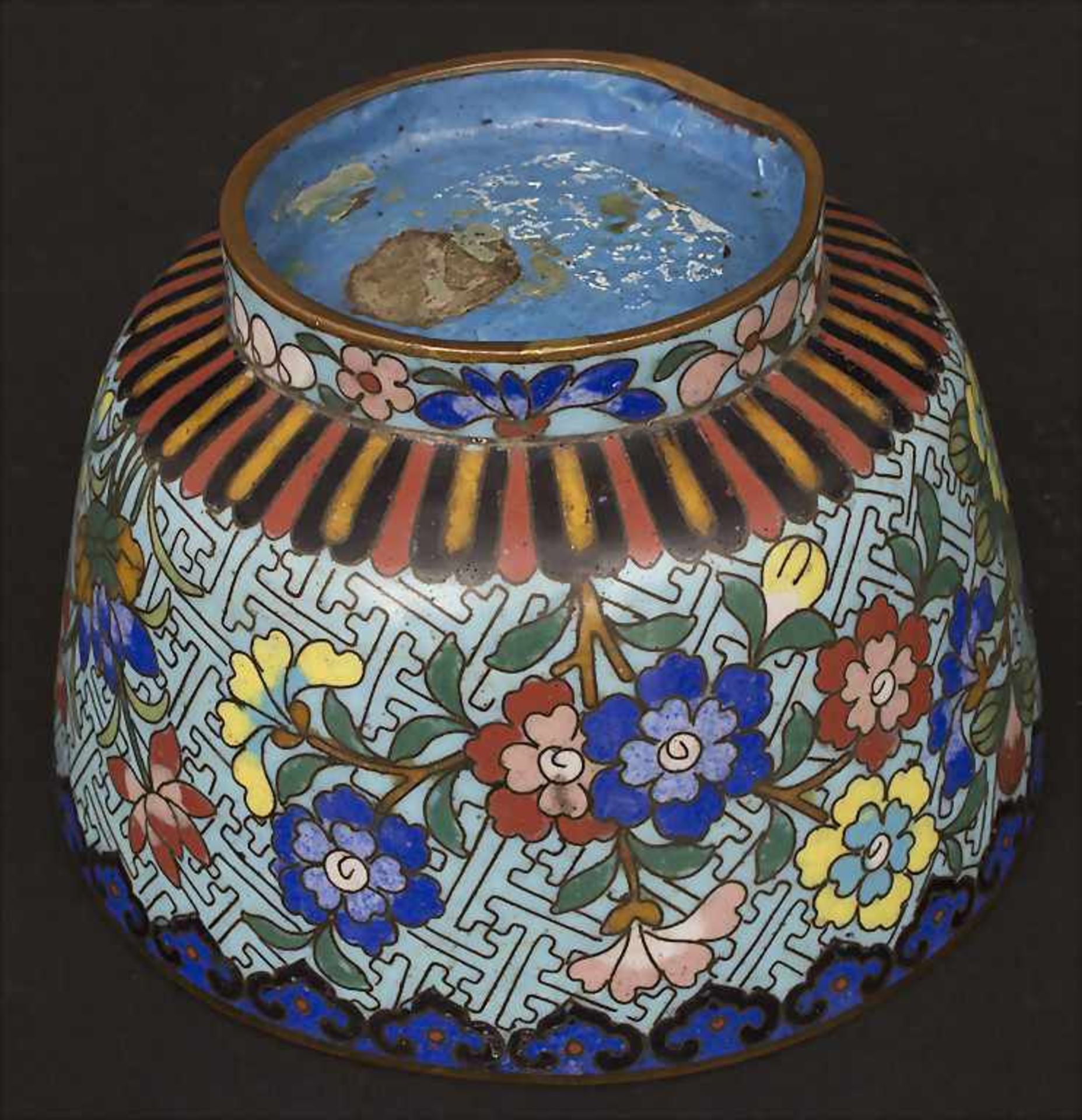 Cloisonné-Kumme 'Blütensträucher' / A Cloisonné bowl 'flowering shrubs', China, um 1900Material: - Image 6 of 6